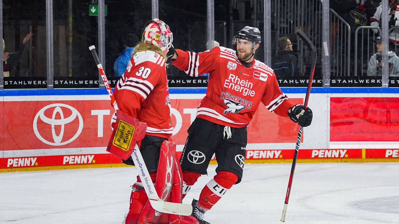 Brady Austin gratuliert Torwart Mirko Pantkowski.