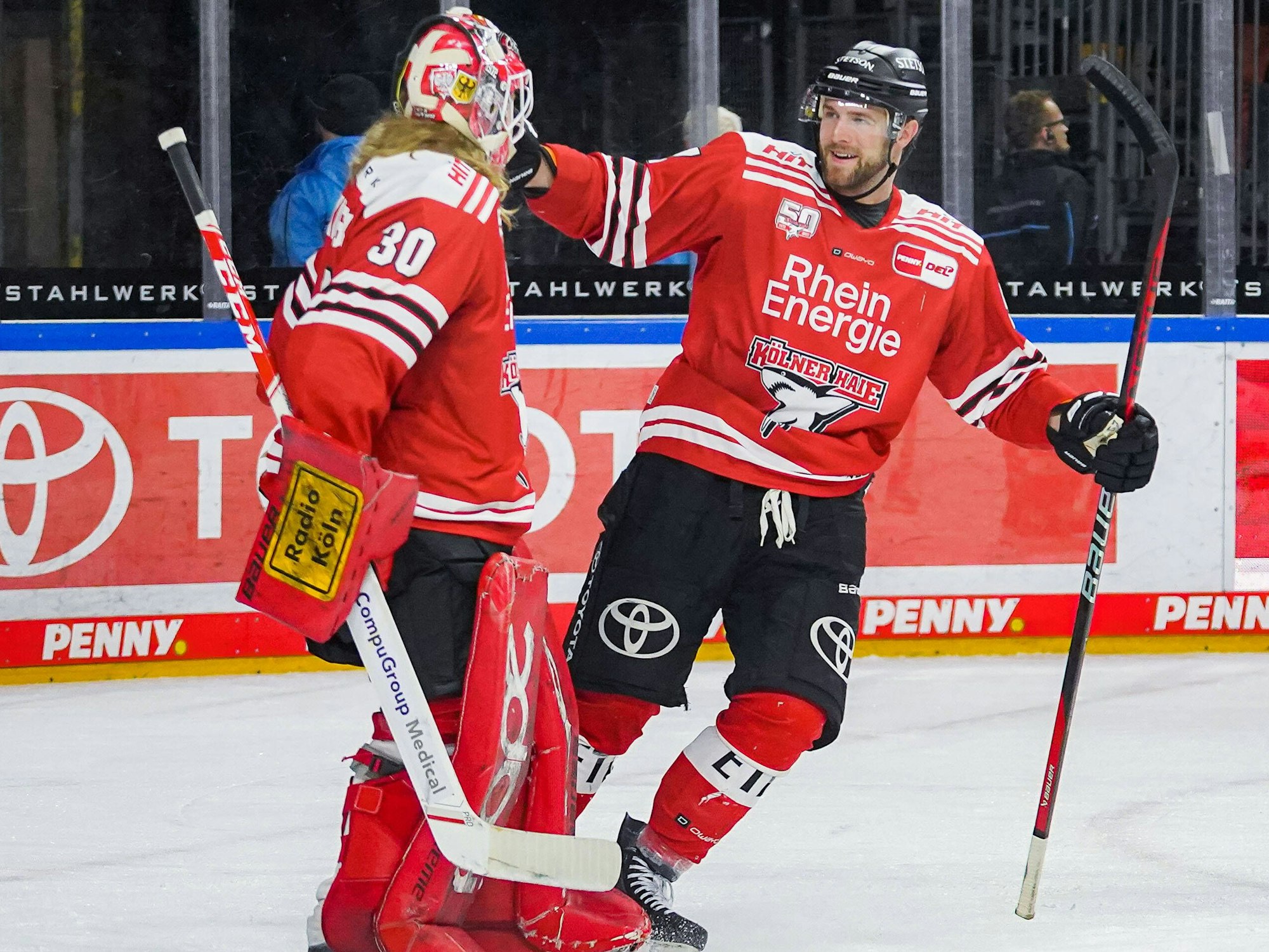 Brady Austin gratuliert Torwart Mirko Pantkowski.