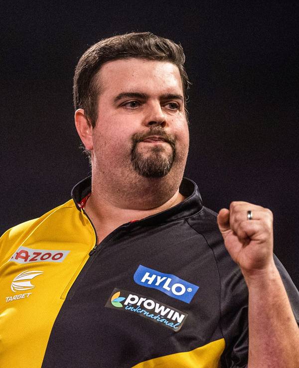 Darts-Liebling Gabriel Clemens jubelt, indem er die Faust ballt und die Lippen zusammenkneift,