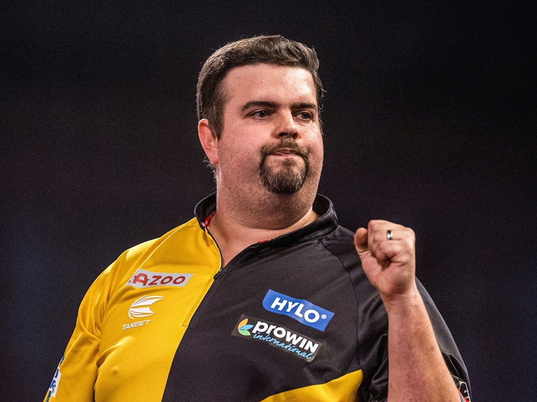 Darts-Liebling Gabriel Clemens jubelt, indem er die Faust ballt und die Lippen zusammenkneift,