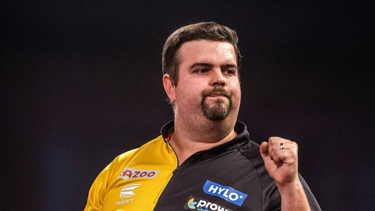 Darts-Liebling Gabriel Clemens jubelt, indem er die Faust ballt und die Lippen zusammenkneift,
