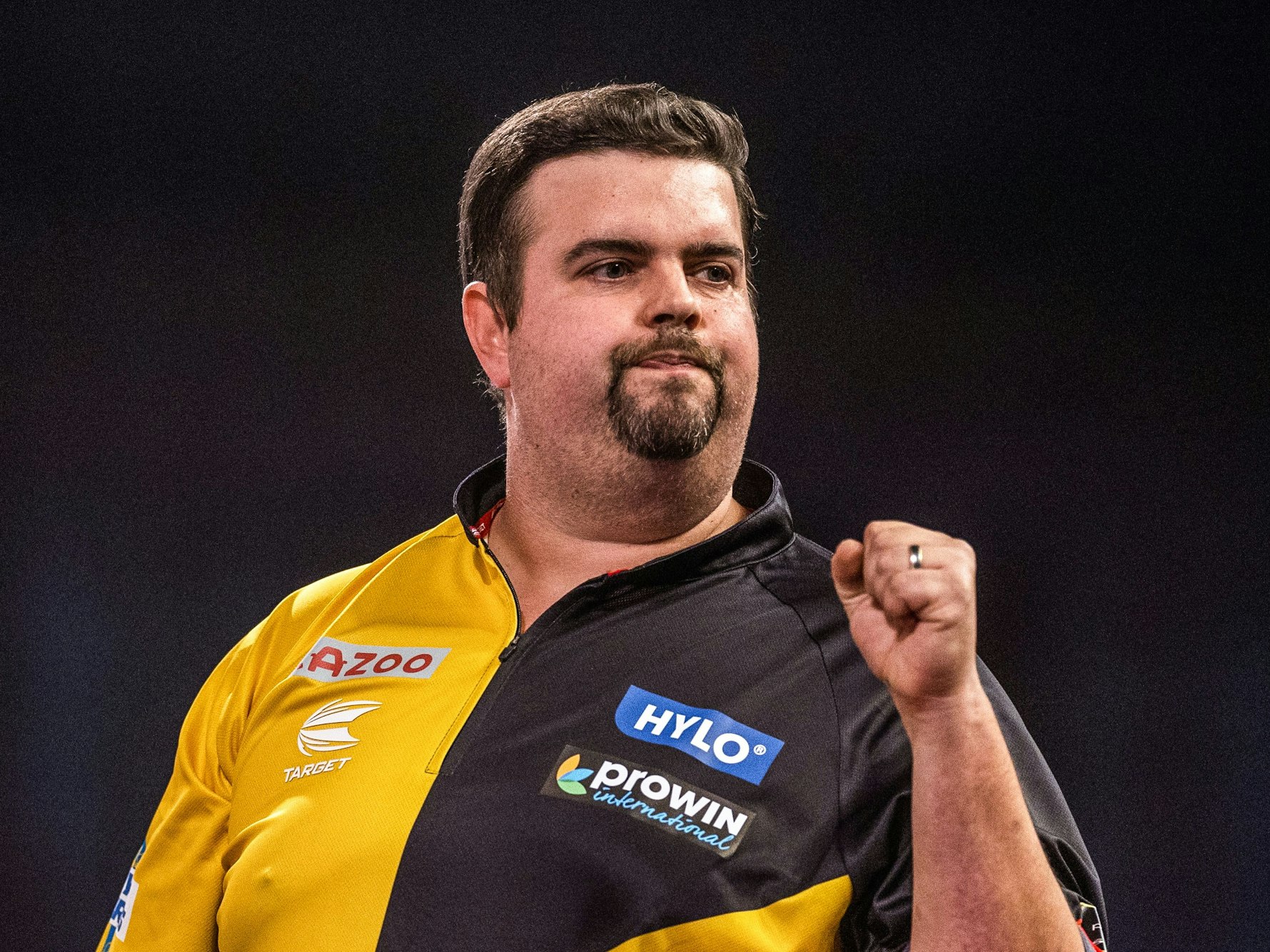 Darts-Liebling Gabriel Clemens jubelt, indem er die Faust ballt und die Lippen zusammenkneift,