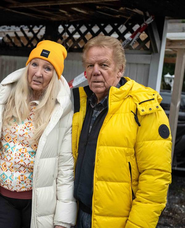 Judith und Mel stehen vor ihrer Garage, in der in der Neujahrsnacht ein Feuer ausgebrochen ist.