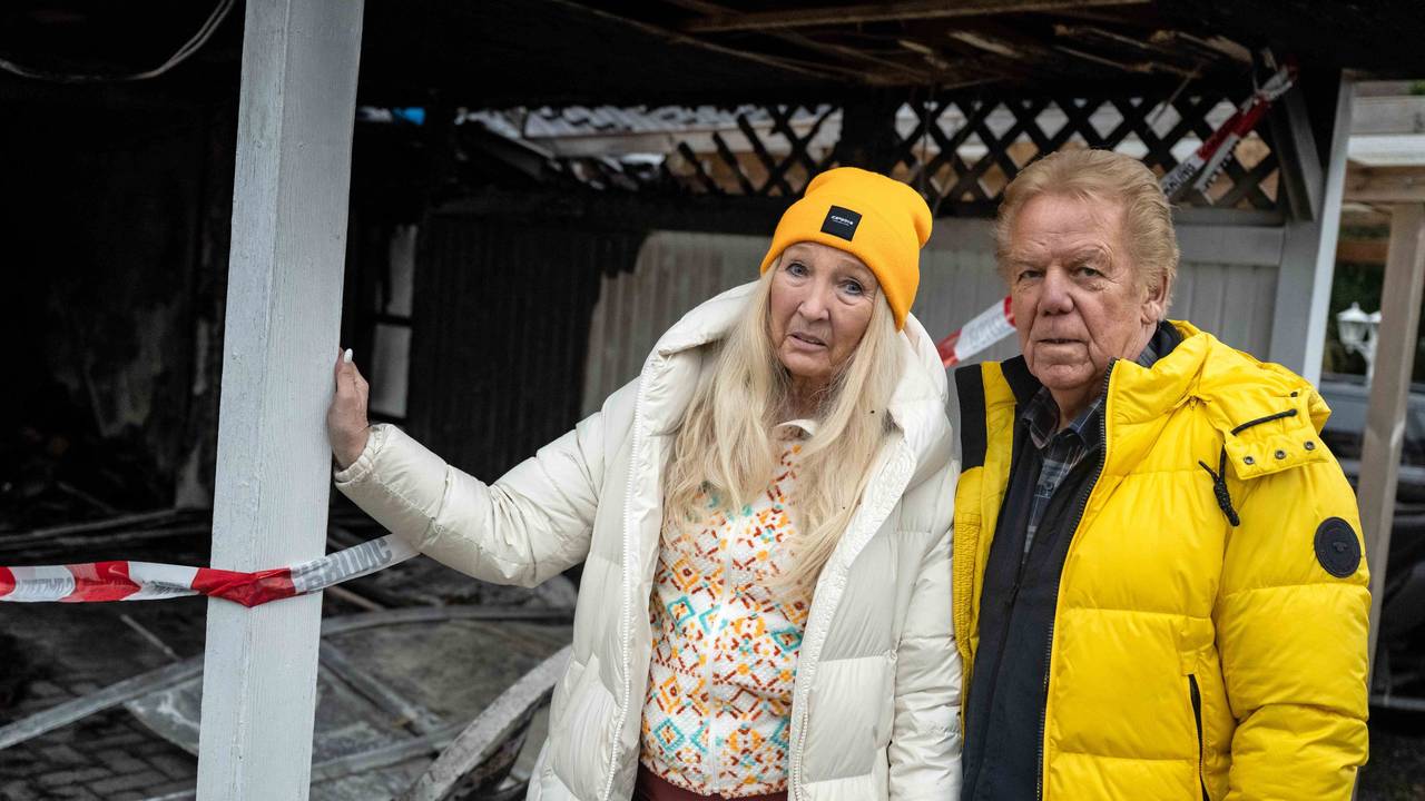 Judith und Mel stehen vor ihrer Garage, in der in der Neujahrsnacht ein Feuer ausgebrochen ist.