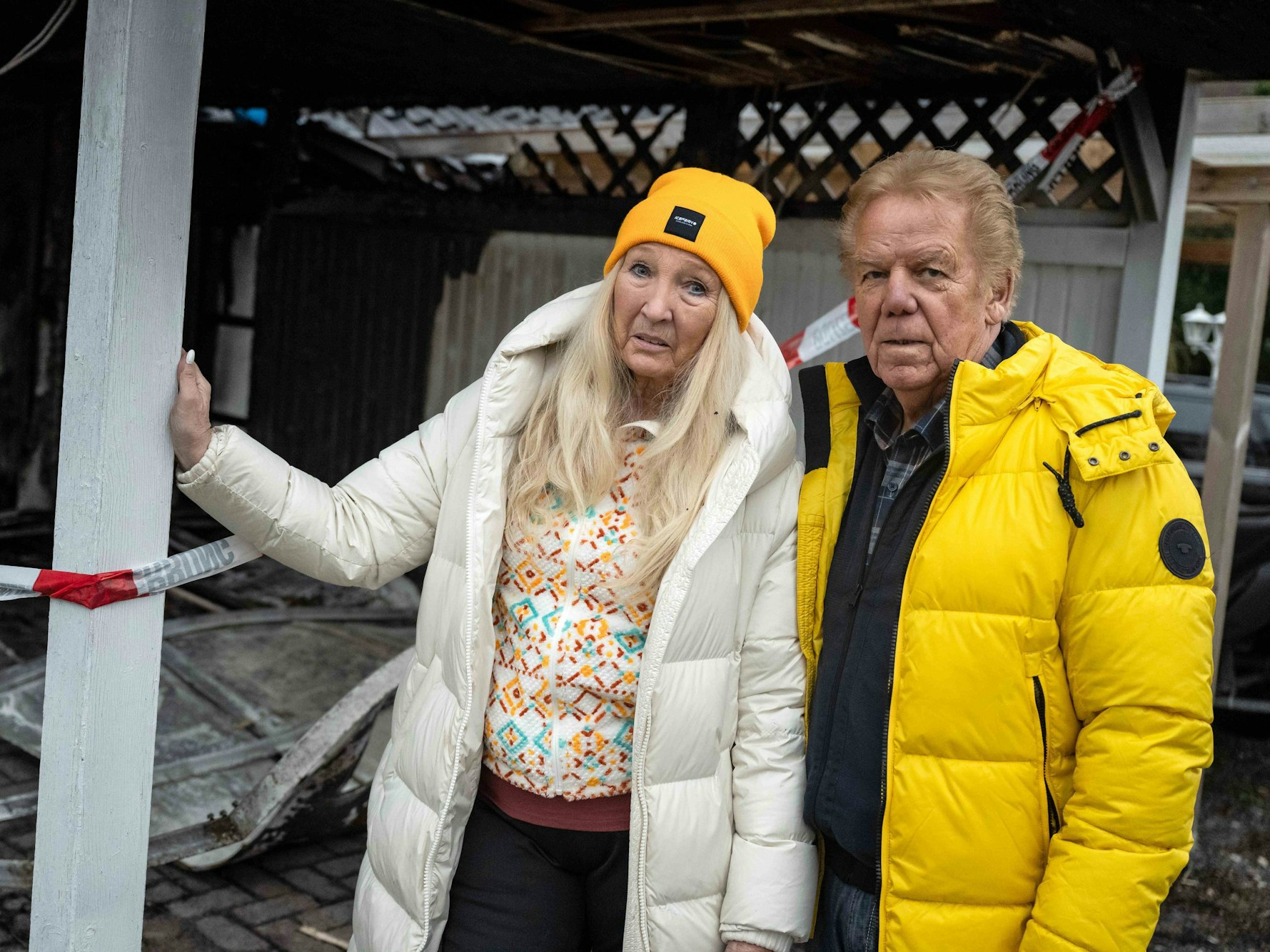 Judith und Mel stehen vor ihrer Garage, in der in der Neujahrsnacht ein Feuer ausgebrochen ist.