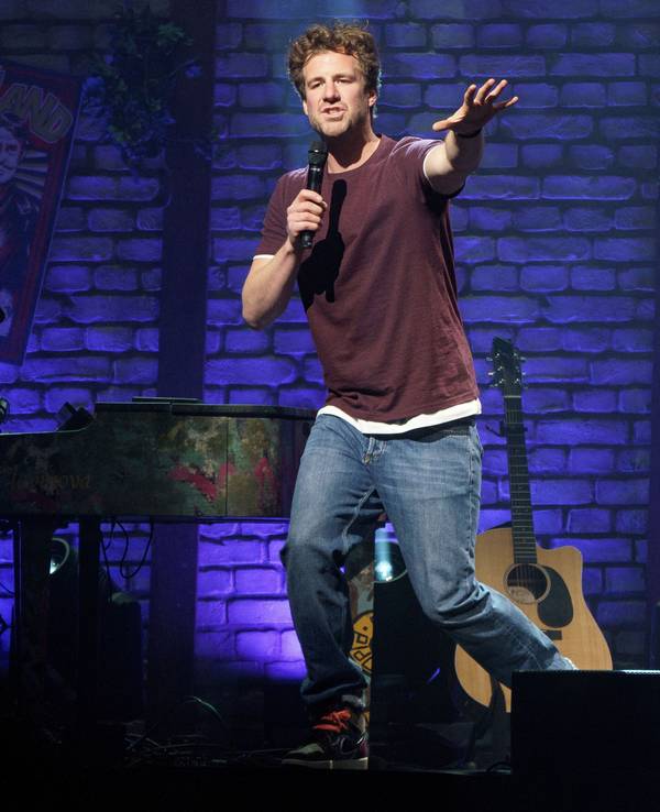 Luke Mockridge, Komiker, steht bei seiner Tour "A way back to Luckyland" auf der Bühne der Wunderino-Arena.