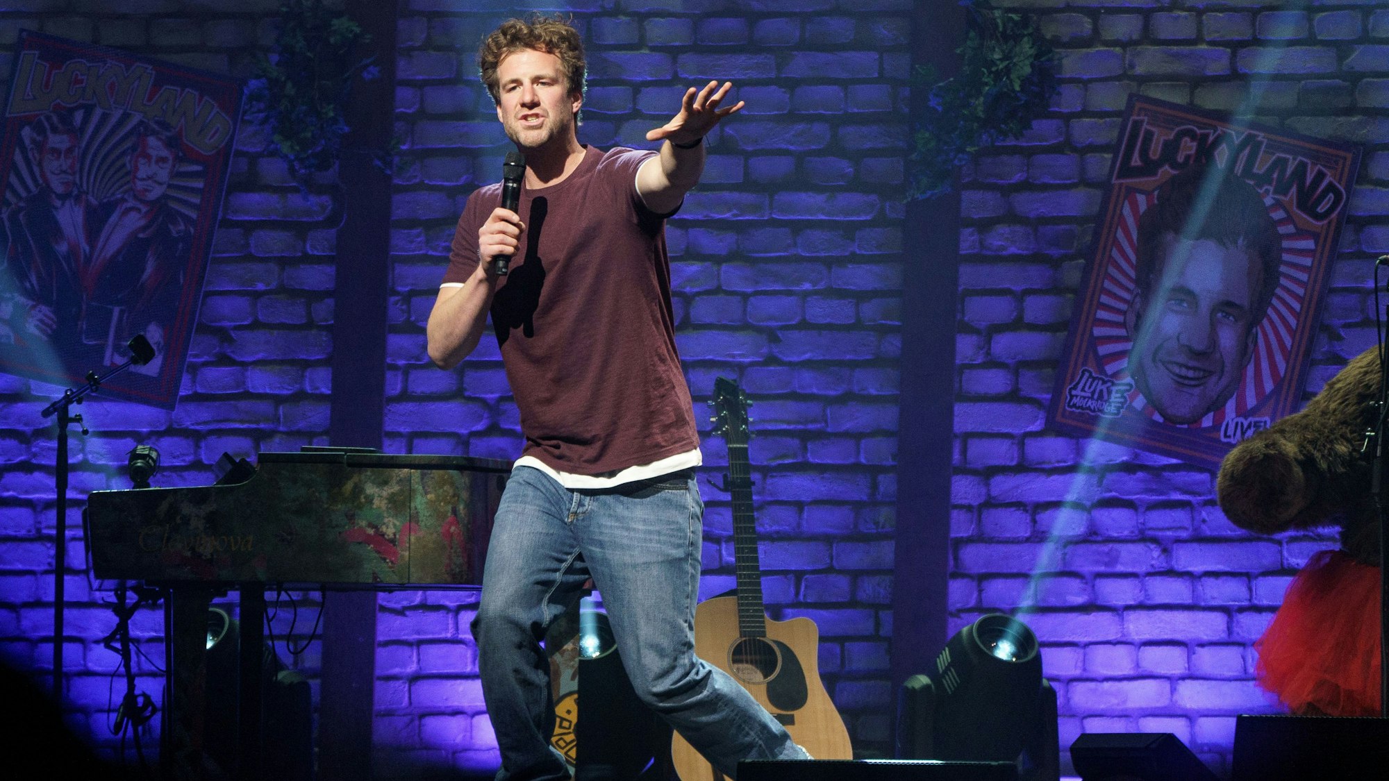 Luke Mockridge, Komiker, steht bei seiner Tour "A way back to Luckyland" auf der Bühne der Wunderino-Arena.