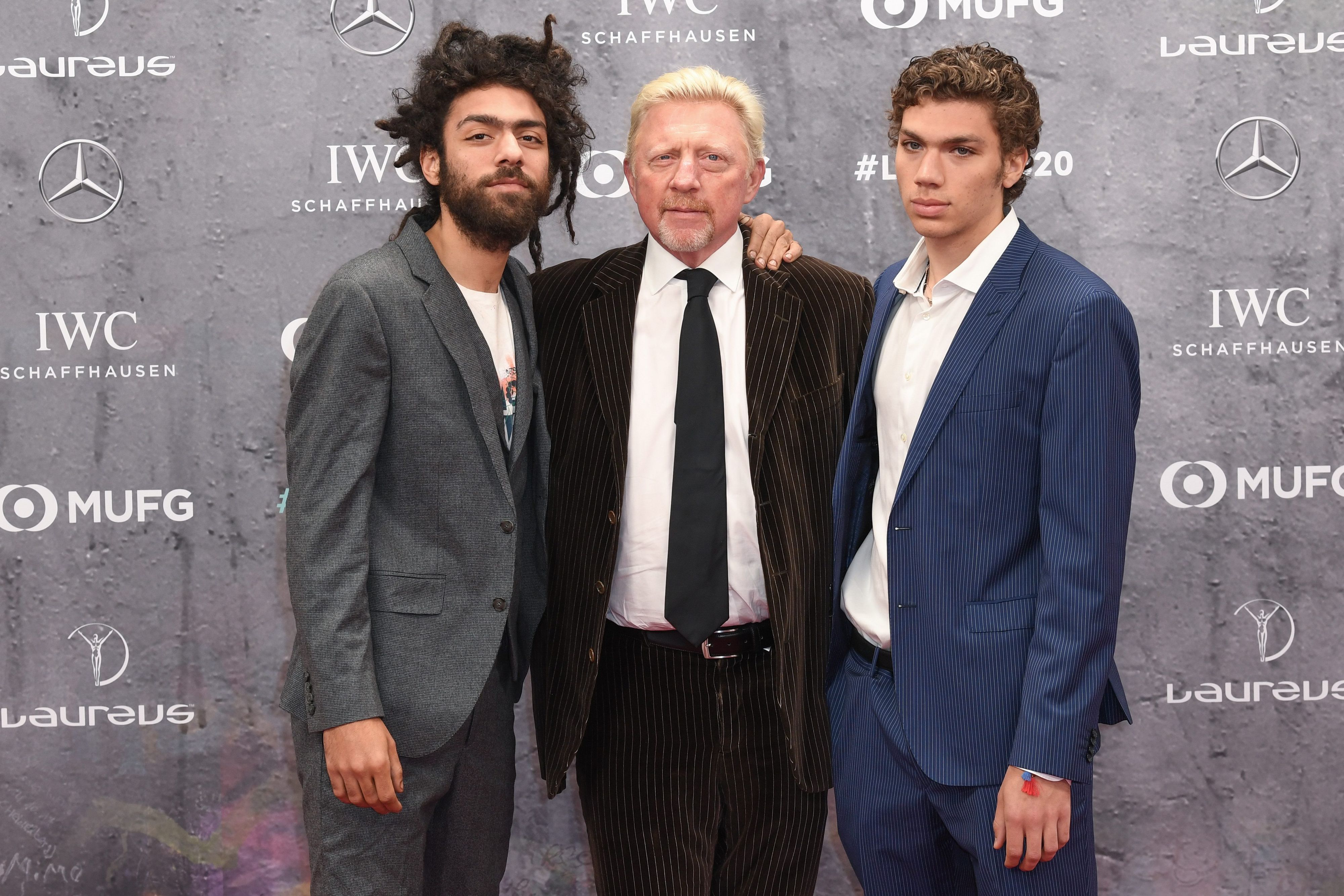 Boris Becker (M) kommt am 17.2.2020 mit seinen Söhnen Noah (l) und Elias (r) zur Verleihung der Laureus World Sports Awards 2020 in der Verti Music Hall.