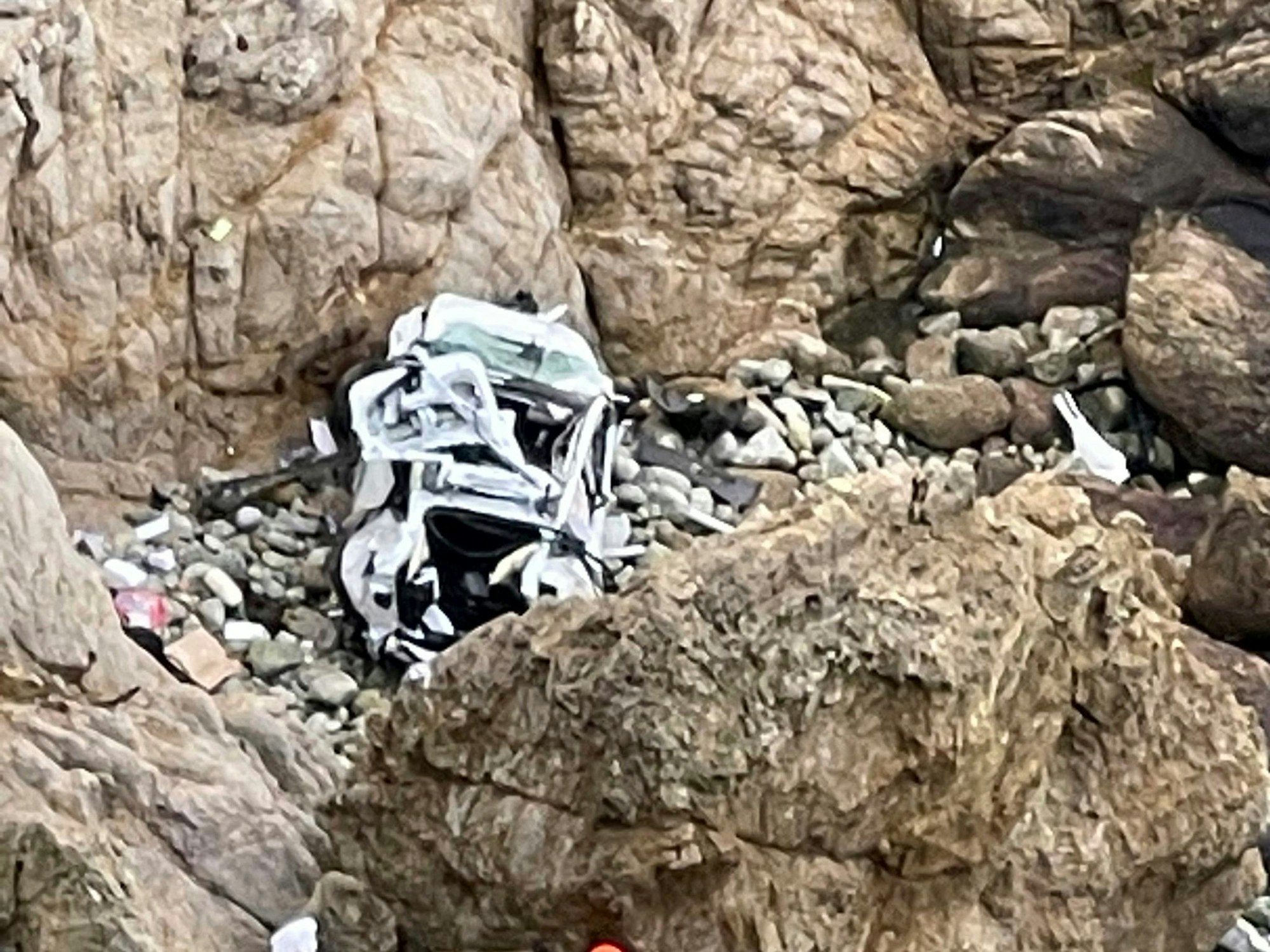 Dieses Videostandbild zeigt ein Auto, das in der Nähe von San Francisco von einer Klippe etwa 76 Meter in die Tiefe stürzte.