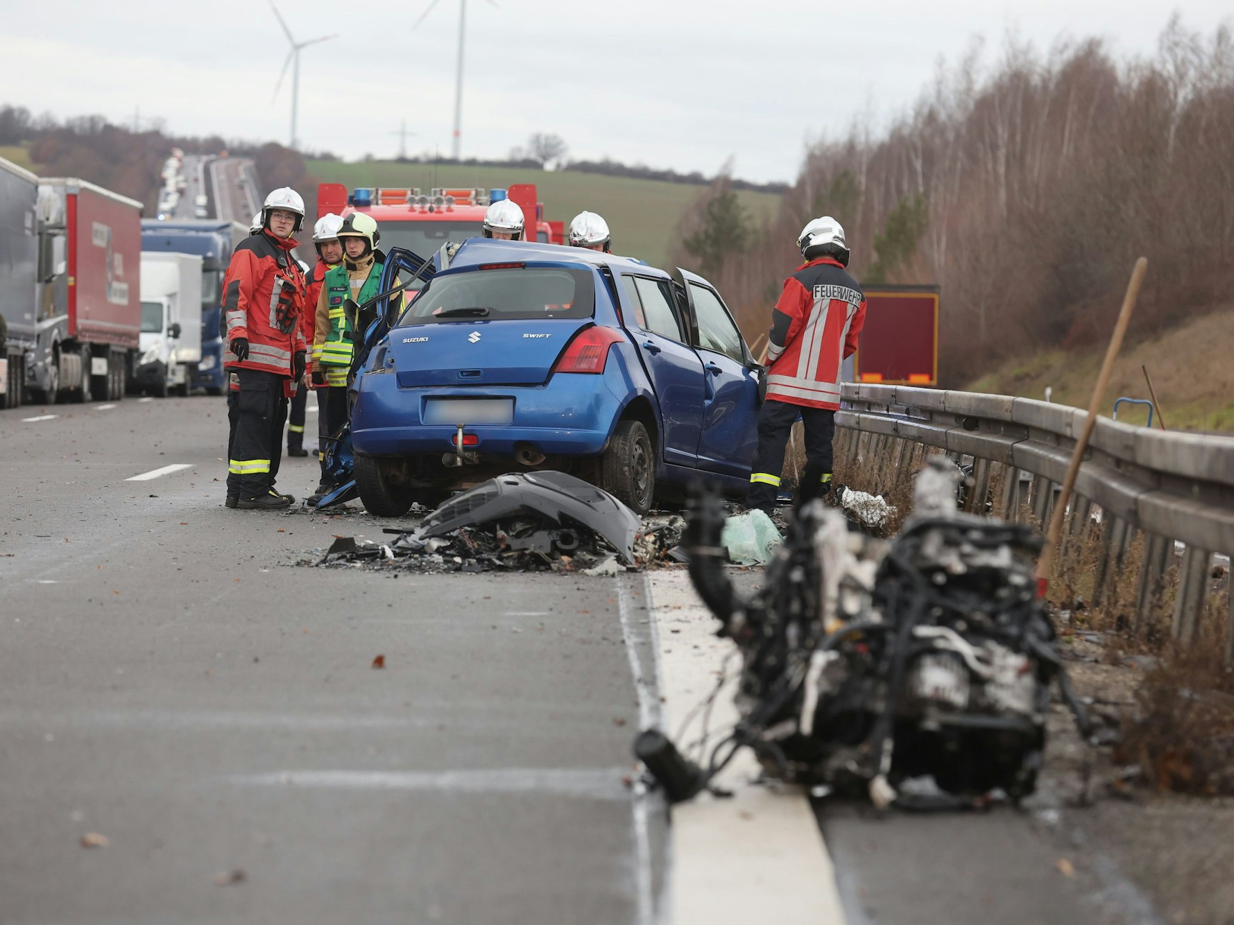 Rettungskräfte arbeiten an einer Unfallstelle auf der Autobahn 4, bei der am 4. Januar 2023 zwei Menschen starben.