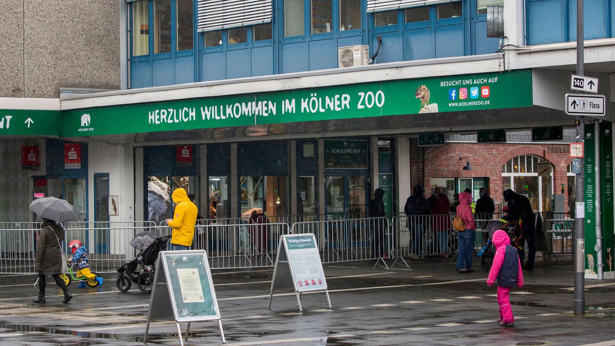 Menschen vor dem Haupteingang des Kölner Zoos. Hier musste ein altes Okapi eingeschläfert werden.
