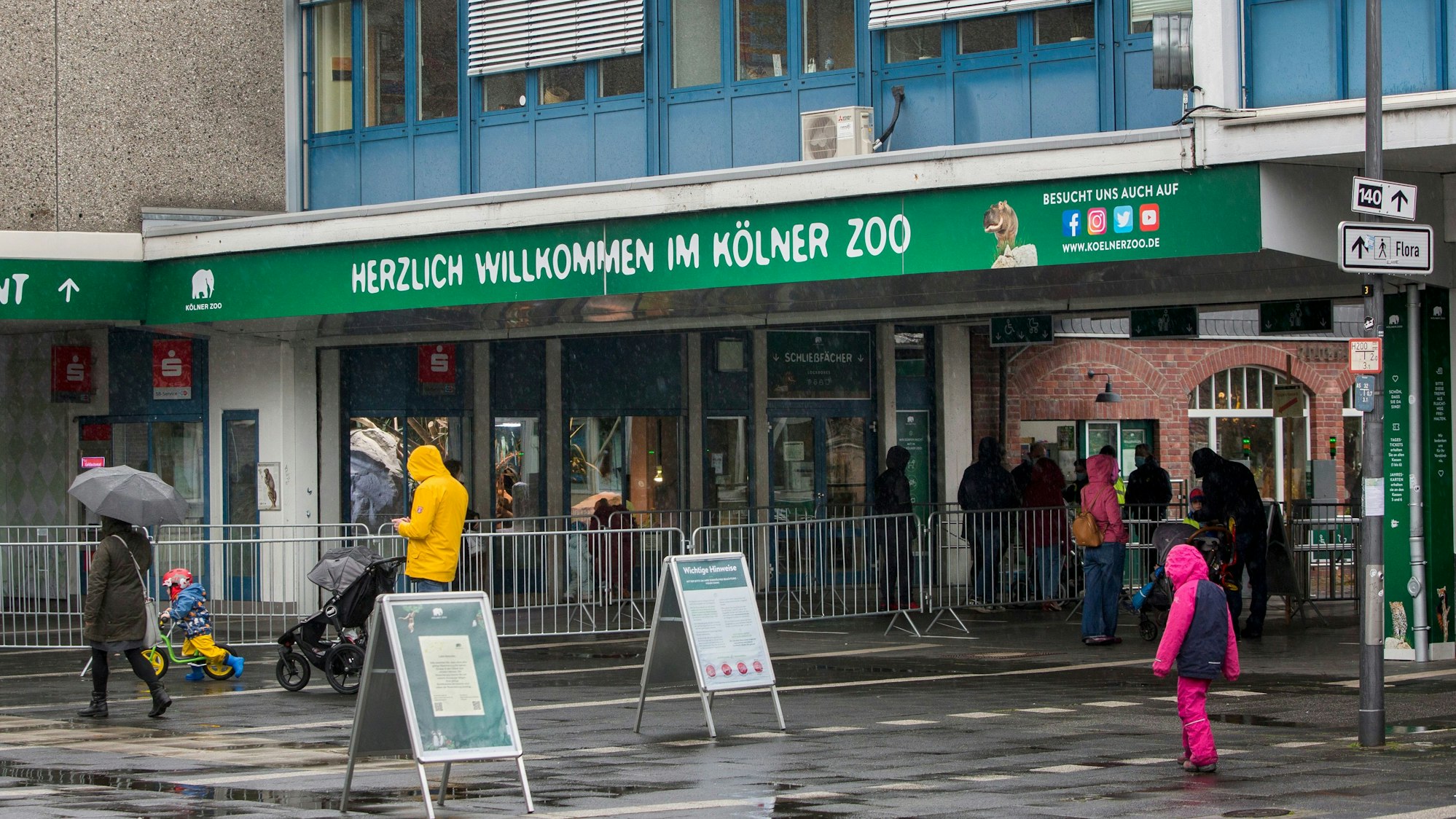 Menschen vor dem Haupteingang des Kölner Zoos. Hier musste ein altes Okapi eingeschläfert werden.