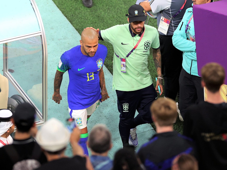 Daniel Alves geht bei der WM 2022 in Katar mit Brasilien-Kollege Neymar in den Spielertunnel
