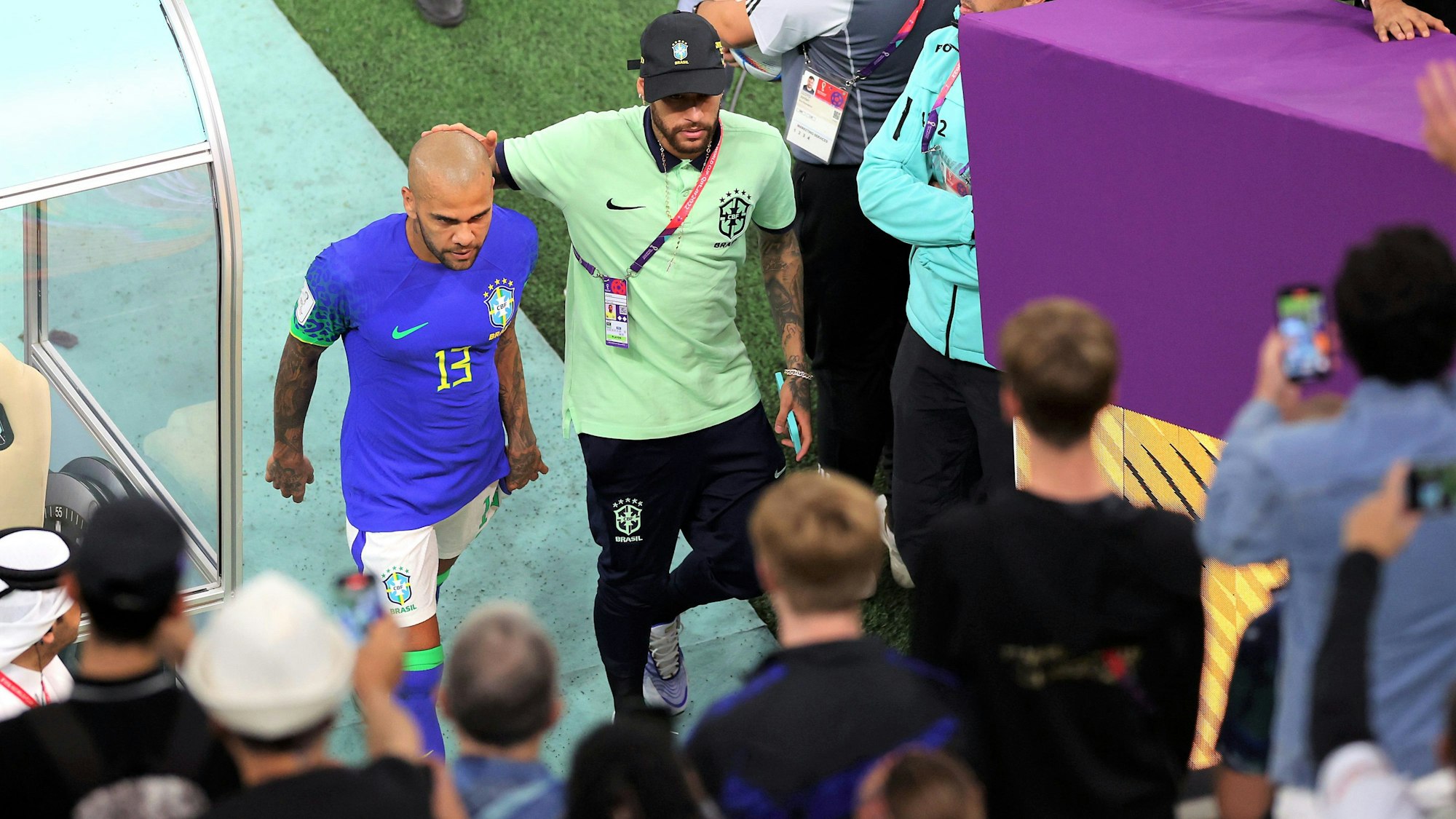 Daniel Alves geht bei der WM 2022 in Katar mit Brasilien-Kollege Neymar in den Spielertunnel