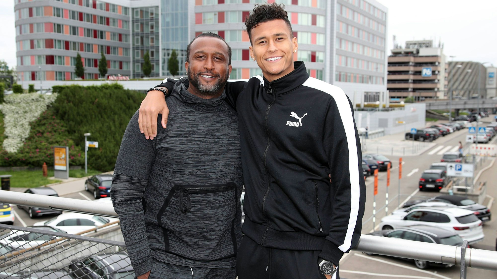 Davie Selke umarmt seinen Vater Teddy.