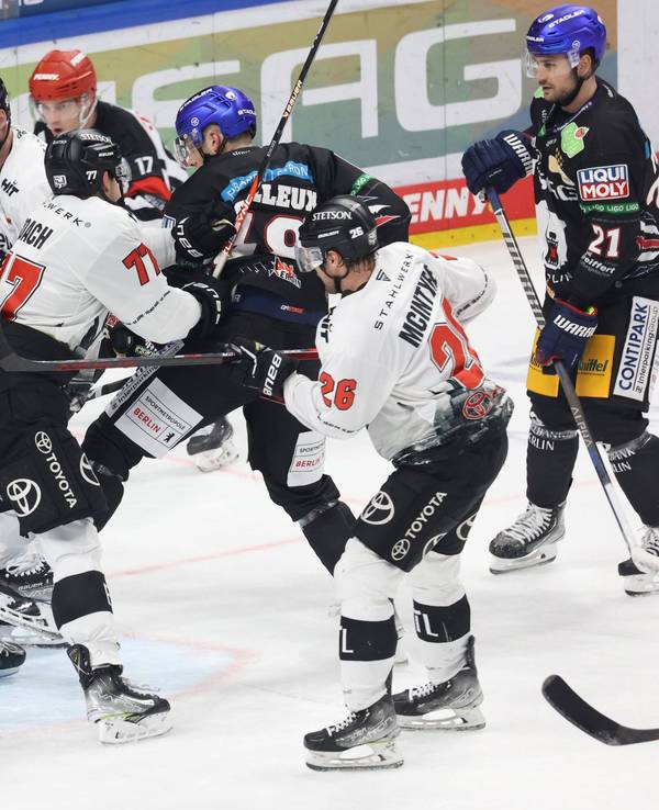 Mirko Pantkowski hat den Puck sicher, vor ihm ein Gerangel.