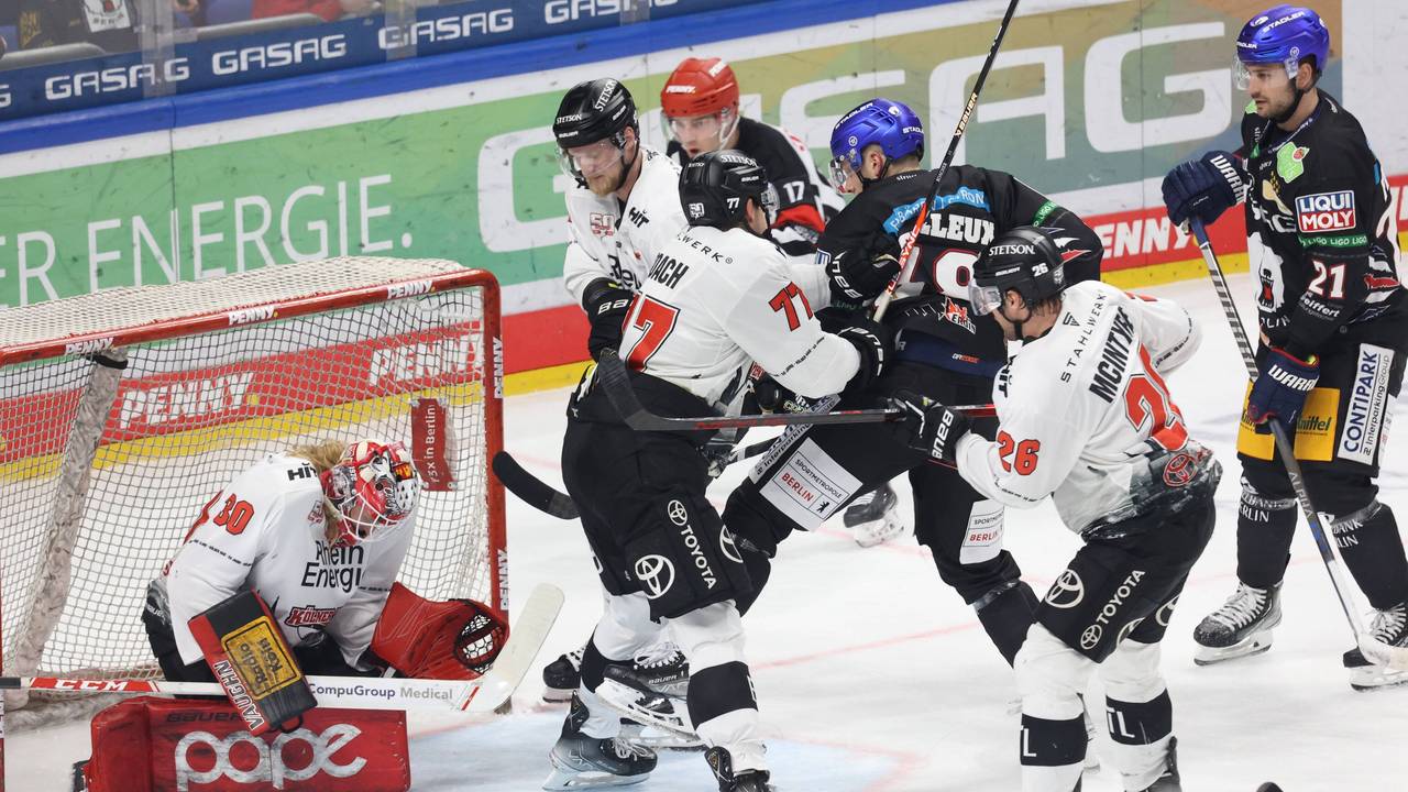 Mirko Pantkowski hat den Puck sicher, vor ihm ein Gerangel.