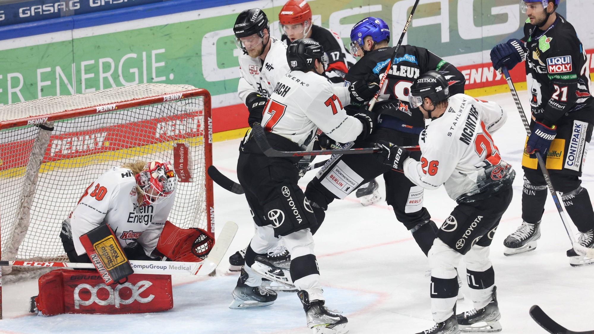 Mirko Pantkowski hat den Puck sicher, vor ihm ein Gerangel.