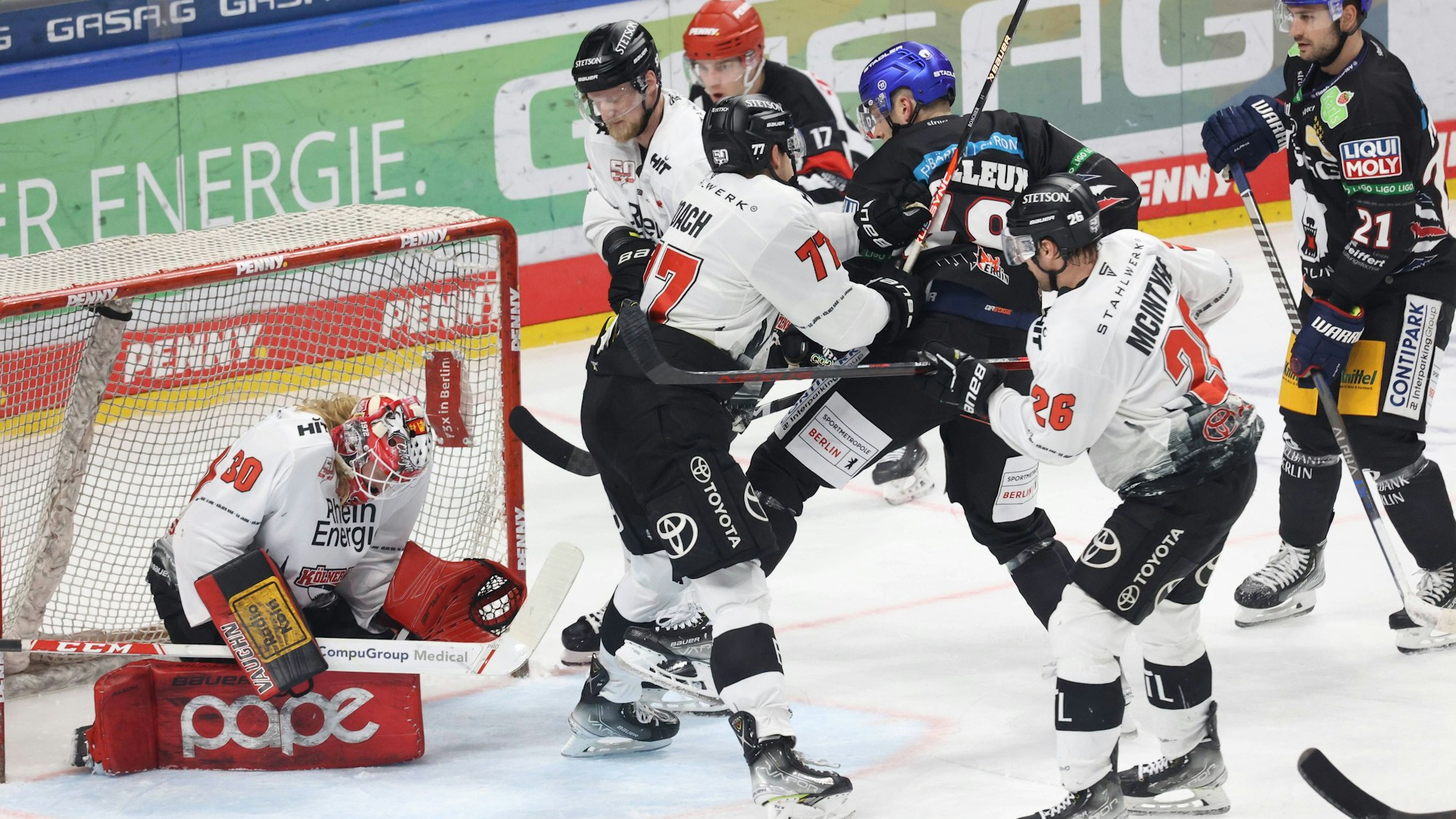 Mirko Pantkowski hat den Puck sicher, vor ihm ein Gerangel.