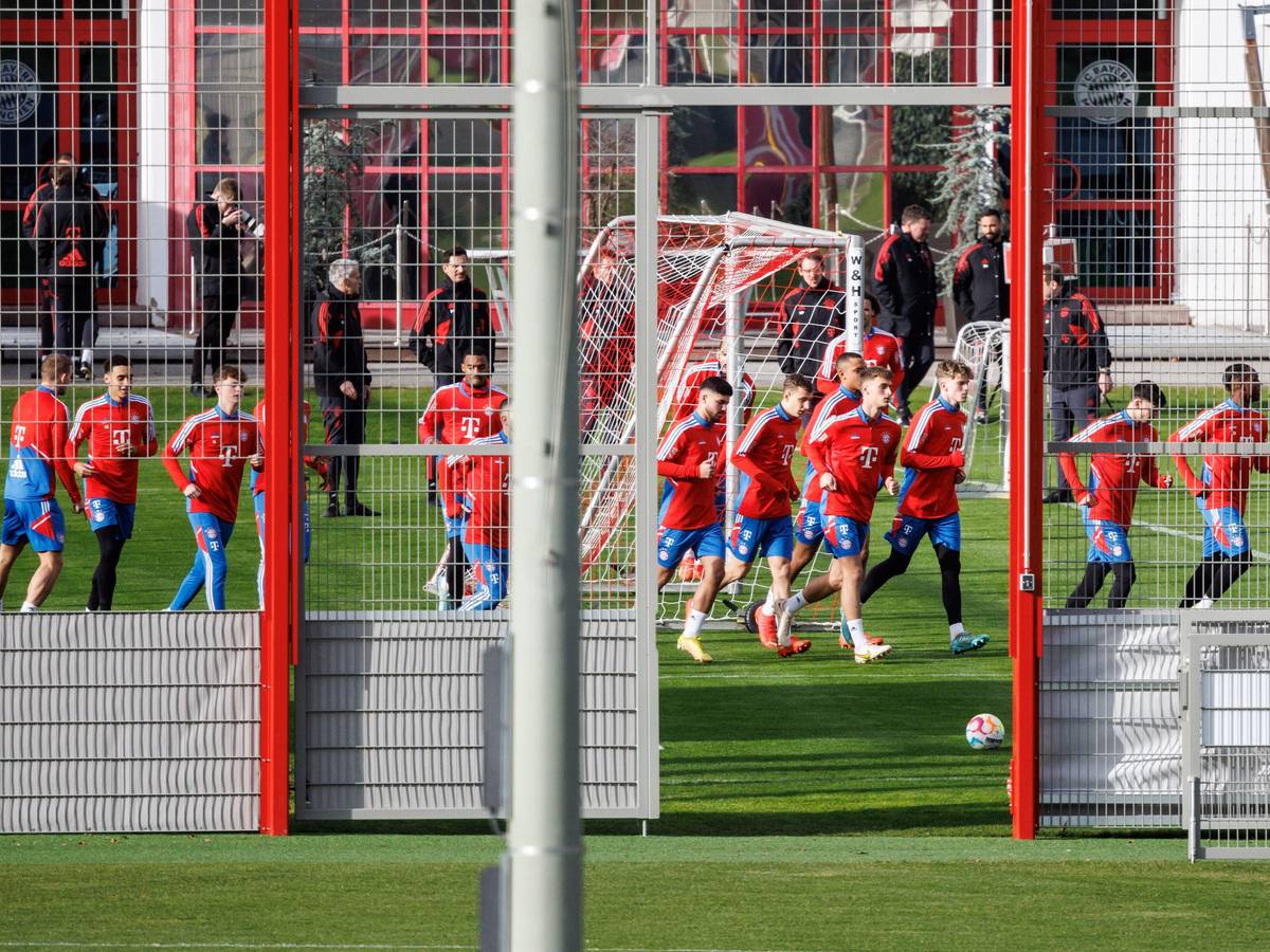 Die Spieler des FC Bayern München wärmen sich beim Training auf dem Vereinsgelände an der Säbener Straße auf.