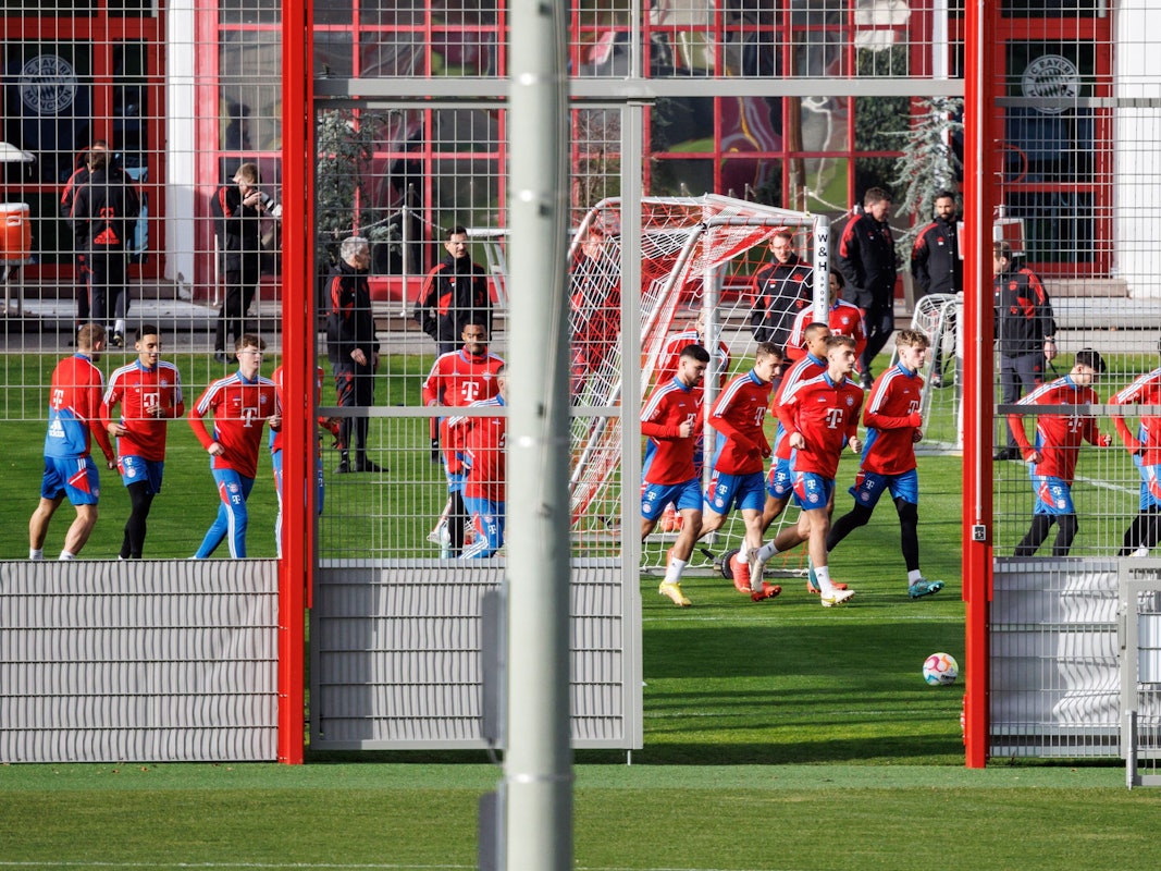 Die Spieler des FC Bayern München wärmen sich beim Training auf dem Vereinsgelände an der Säbener Straße auf.