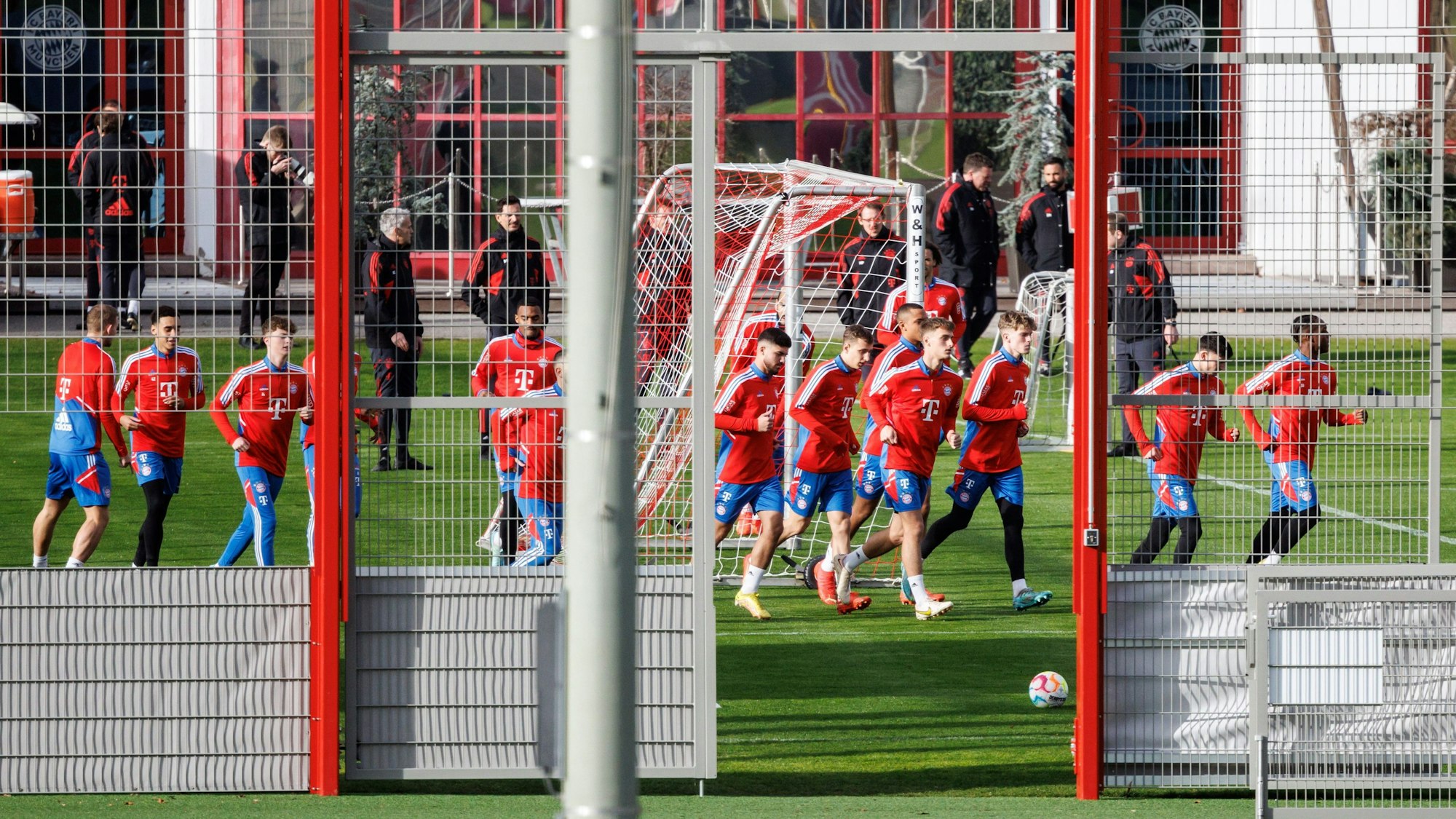 Die Spieler des FC Bayern München wärmen sich beim Training auf dem Vereinsgelände an der Säbener Straße auf.