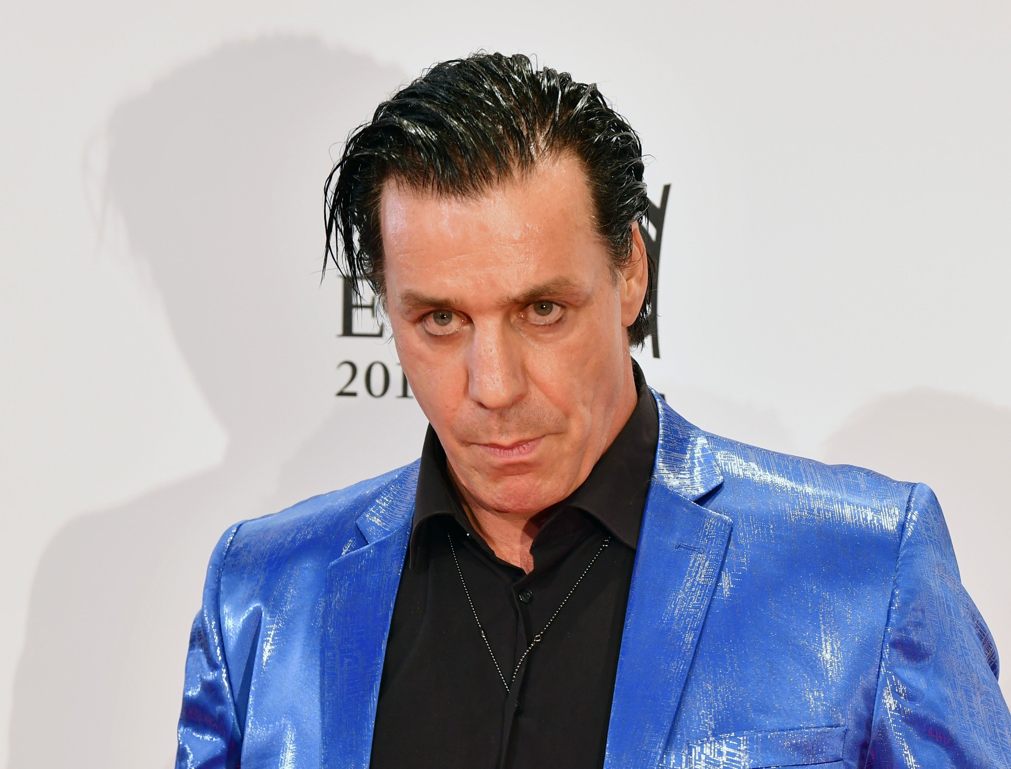 „Rammstein“-Sänger Till Lindemann, hier bei einer Preisverleihung im April 2017, hat eine Bronzestatue geschenkt bekommen, die nun aber geklaut wurde.