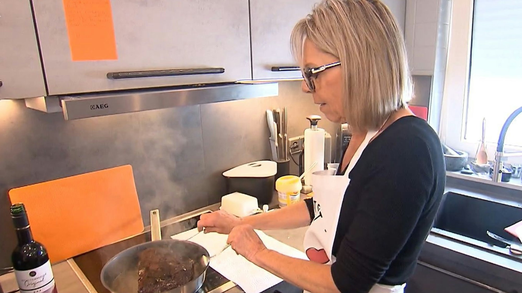 „Das perfekte Dinner“-Kandidatin beim Kochen in der Küche.