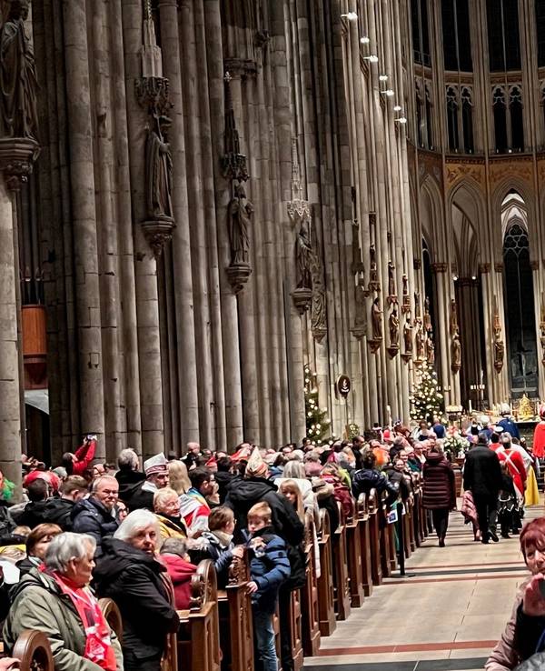 Hunderte Karnevalistinnen und Karnevalisten kamen am Mittwoch (4. Januar) im Kölner Dom zusammen.