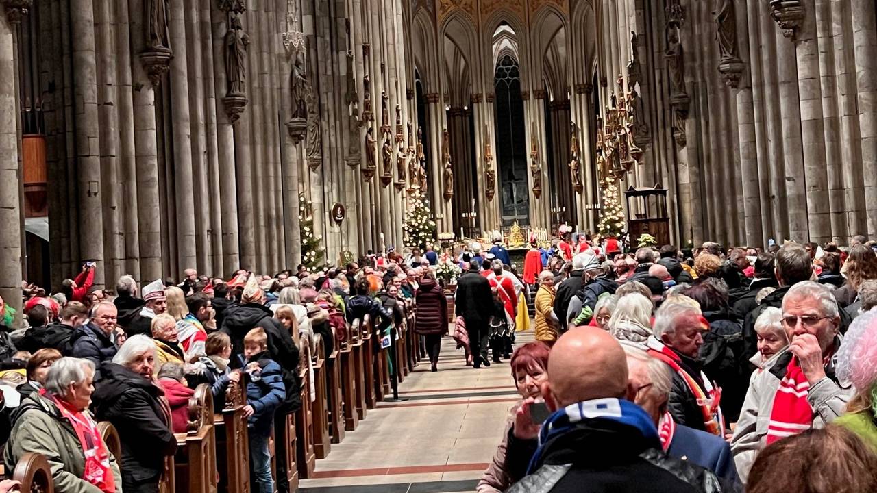 Hunderte Karnevalistinnen und Karnevalisten kamen am Mittwoch (4. Januar) im Kölner Dom zusammen.