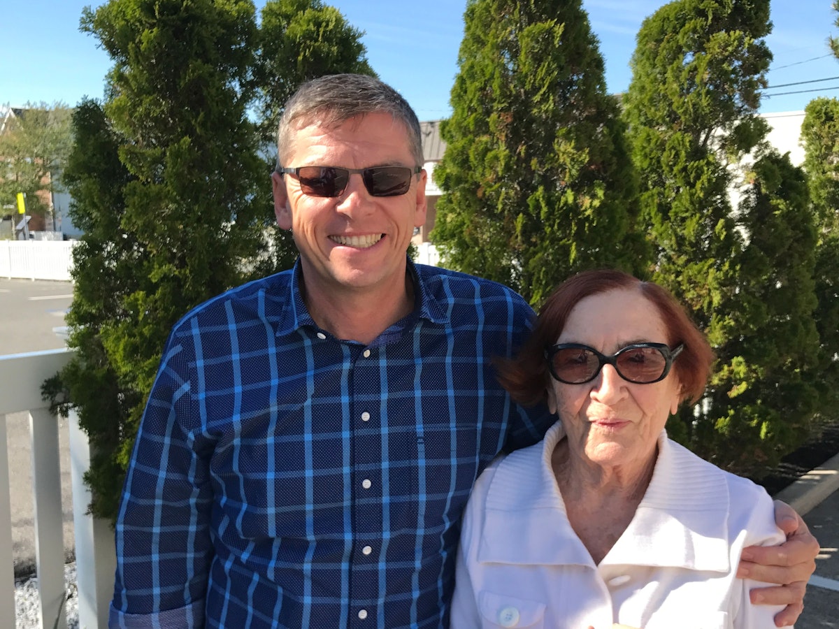 Elizabeth Reichert (r.), hier mit Zoo-Vorstand Christopher Landsberg, vermacht dem Kölner Zoo 26 Millionen Euro.