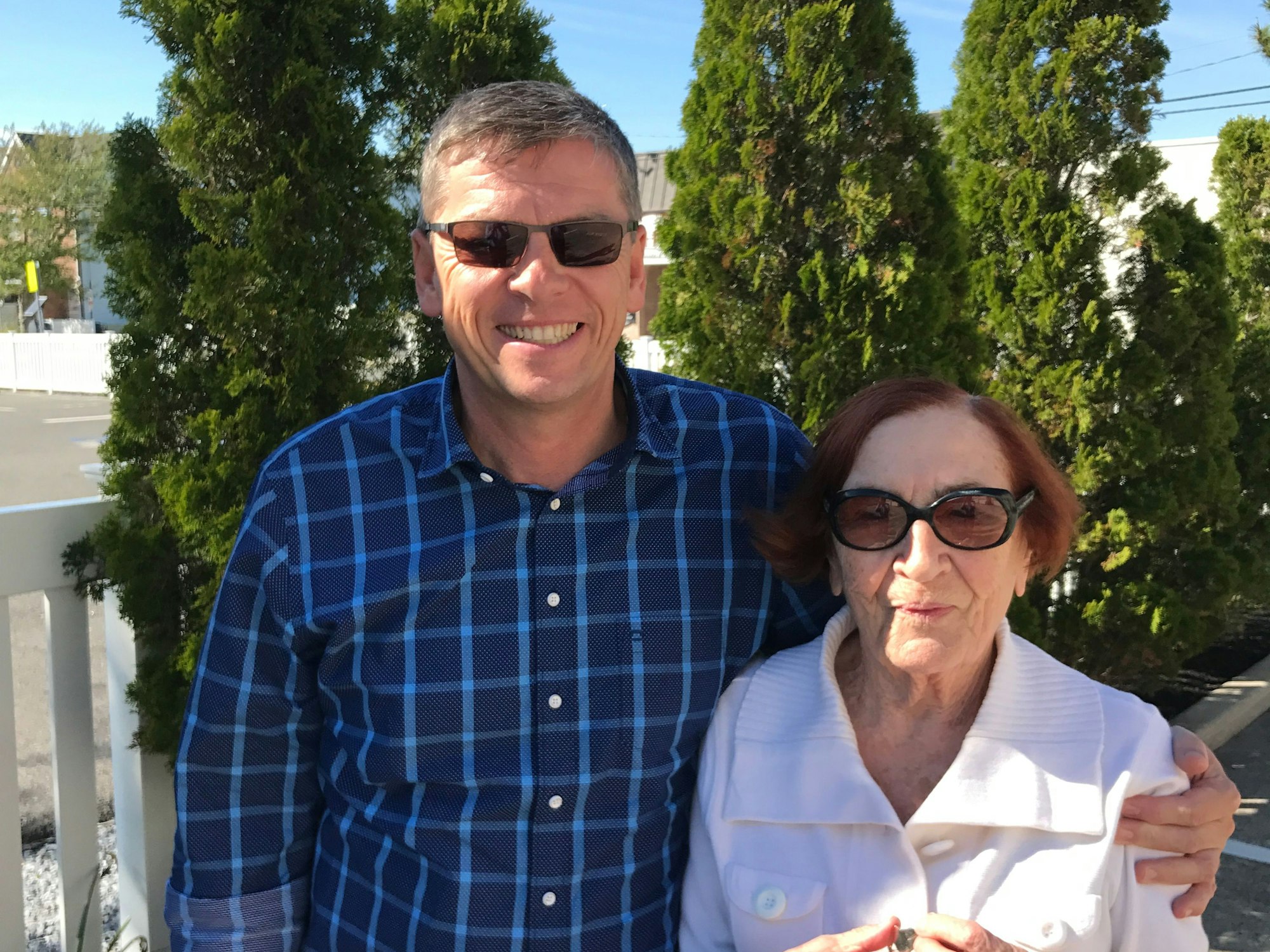 Elizabeth Reichert (r.), hier mit Zoo-Vorstand Christopher Landsberg, vermacht dem Kölner Zoo 26 Millionen Euro.