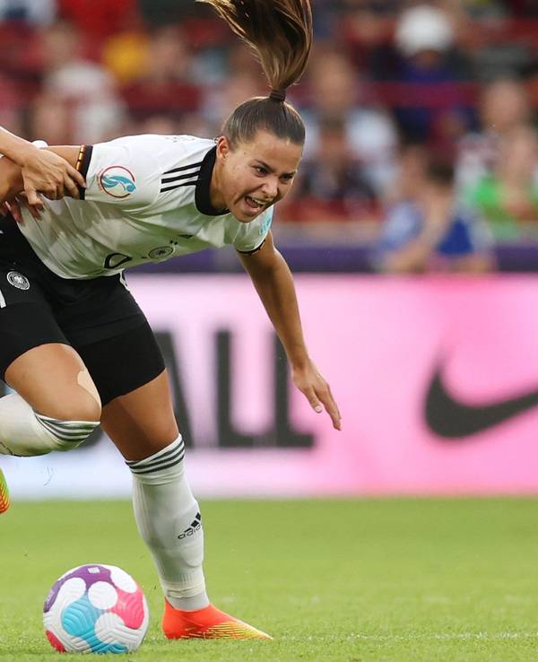 Pernille Harder im EM-Spiel zwischen Dänemark und Deutschland im Duell mit Lena Oberdorf.