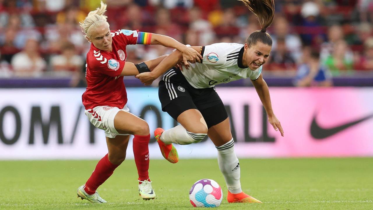 Pernille Harder im EM-Spiel zwischen Dänemark und Deutschland im Duell mit Lena Oberdorf.