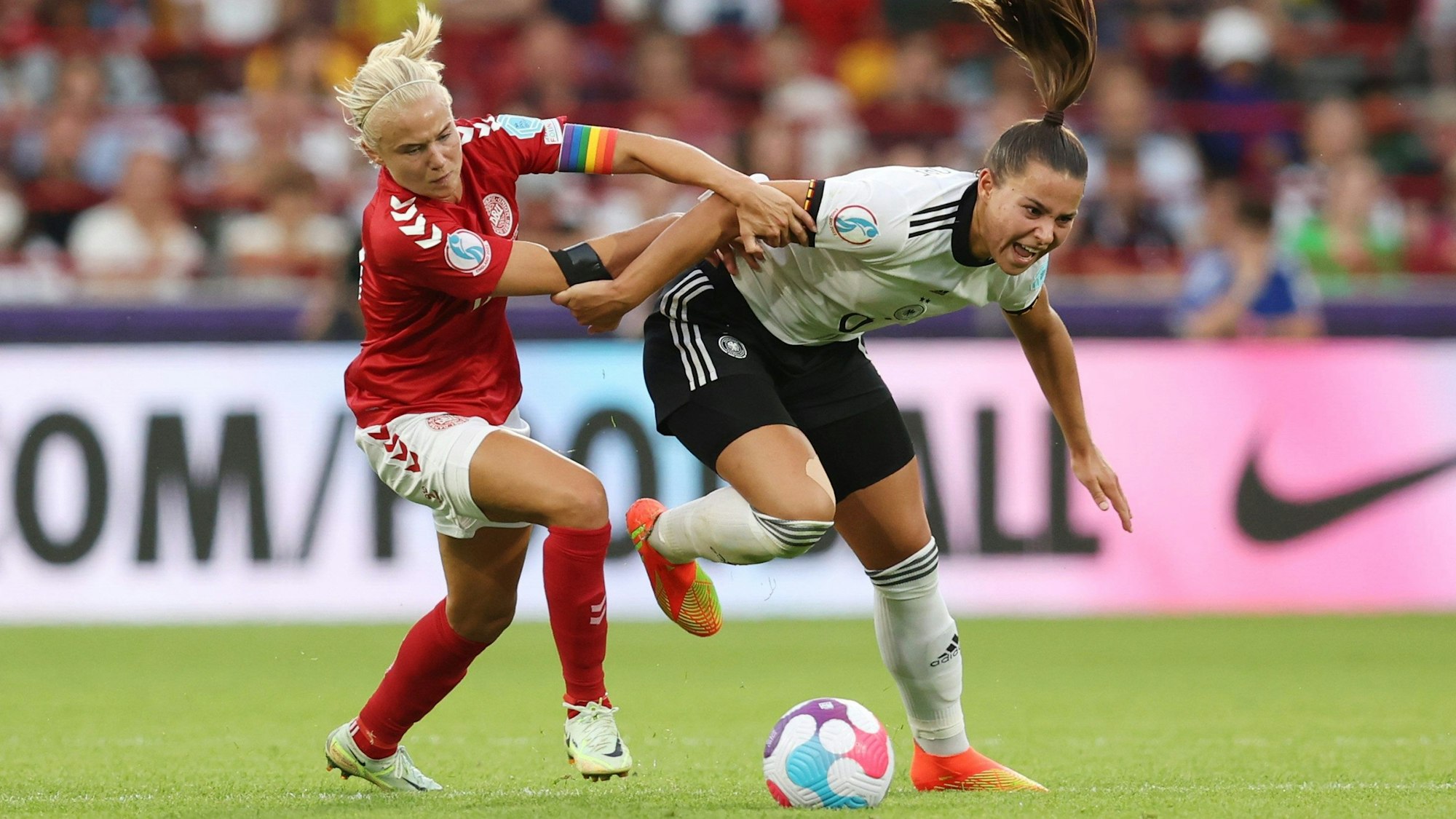 Pernille Harder im EM-Spiel zwischen Dänemark und Deutschland im Duell mit Lena Oberdorf.