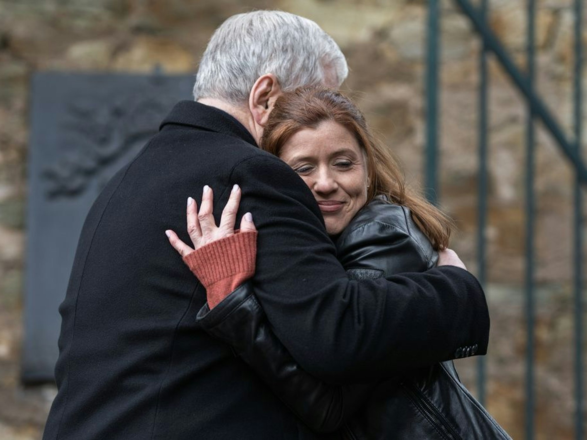 Oberstaatsanwalt Bernd Reuther (Rainer Hunold) und Hauptkommissarin Kerstin Klar (Fiona Coors) umarmen sich.