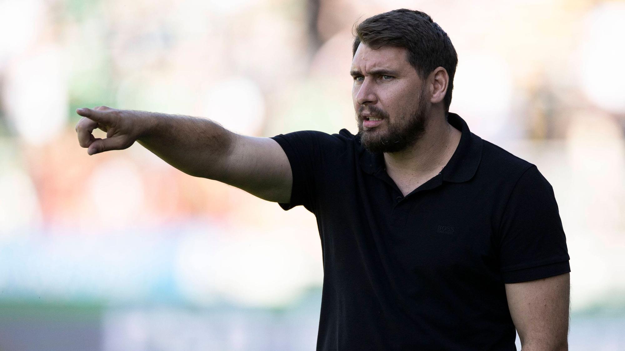 Patrick Helmes gestikuliert bei einem Spiel von Alemannia Aachen.