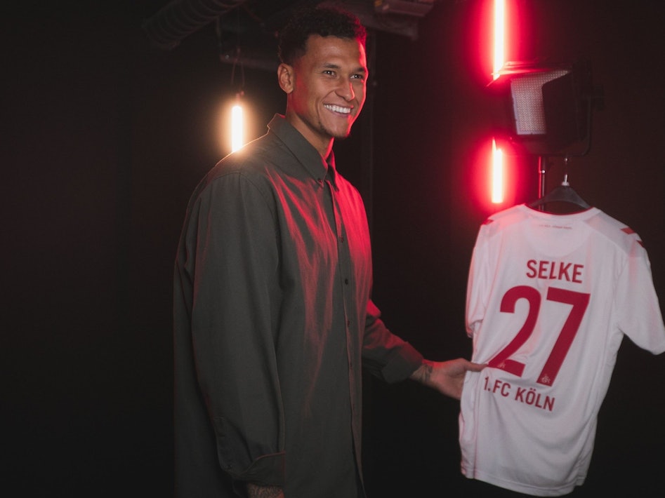 Davie Selke posiert mit seinem FC-Trikot und der Rückennummer 27.