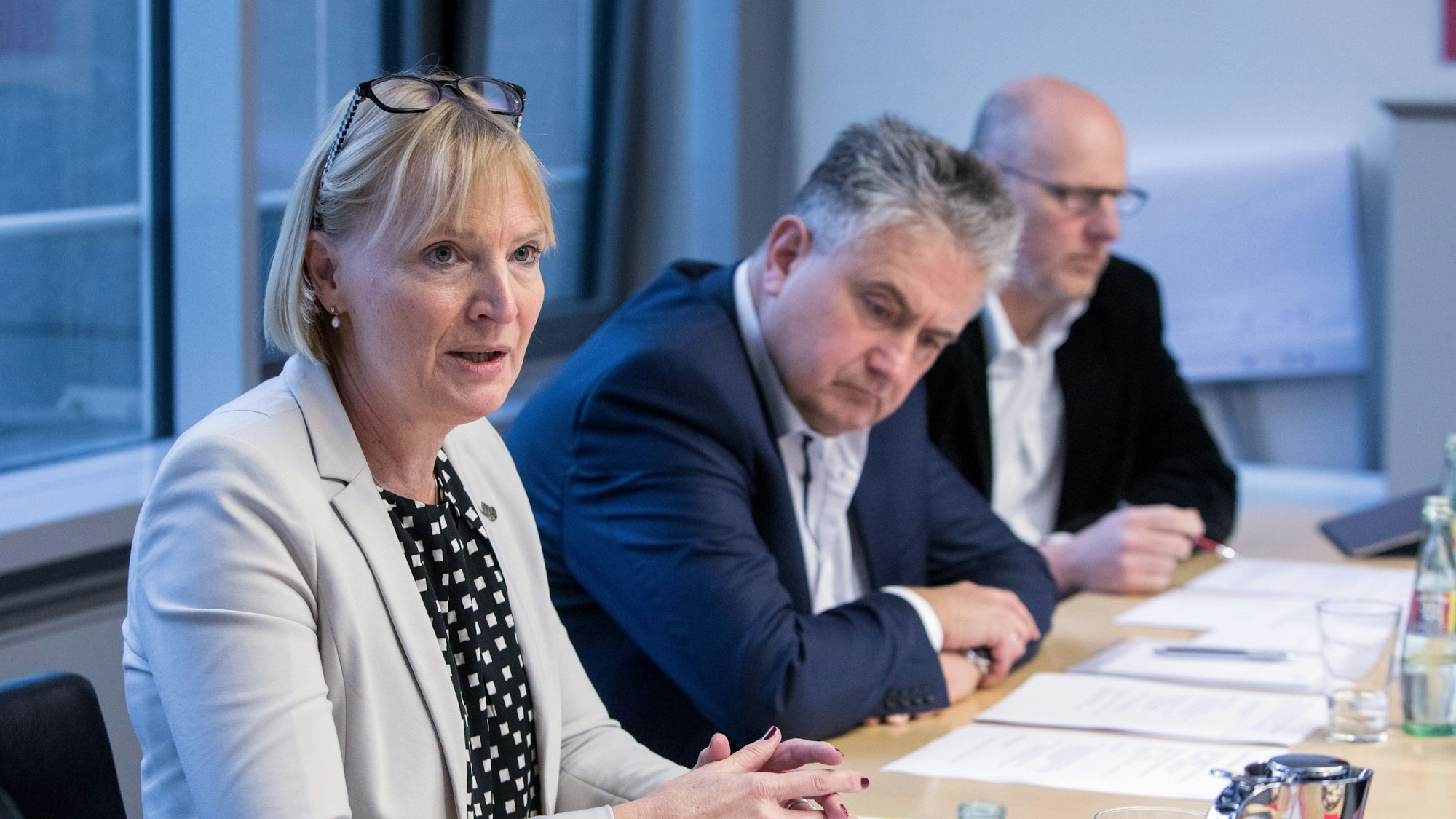 Pressekonferenz der KVB Kölner Verkehrsbetriebe zur Betriebsqualität.
Im Bild v.l.n.r. Stefanie Haaks, Peter Densborn und Gunther Höhn.
F