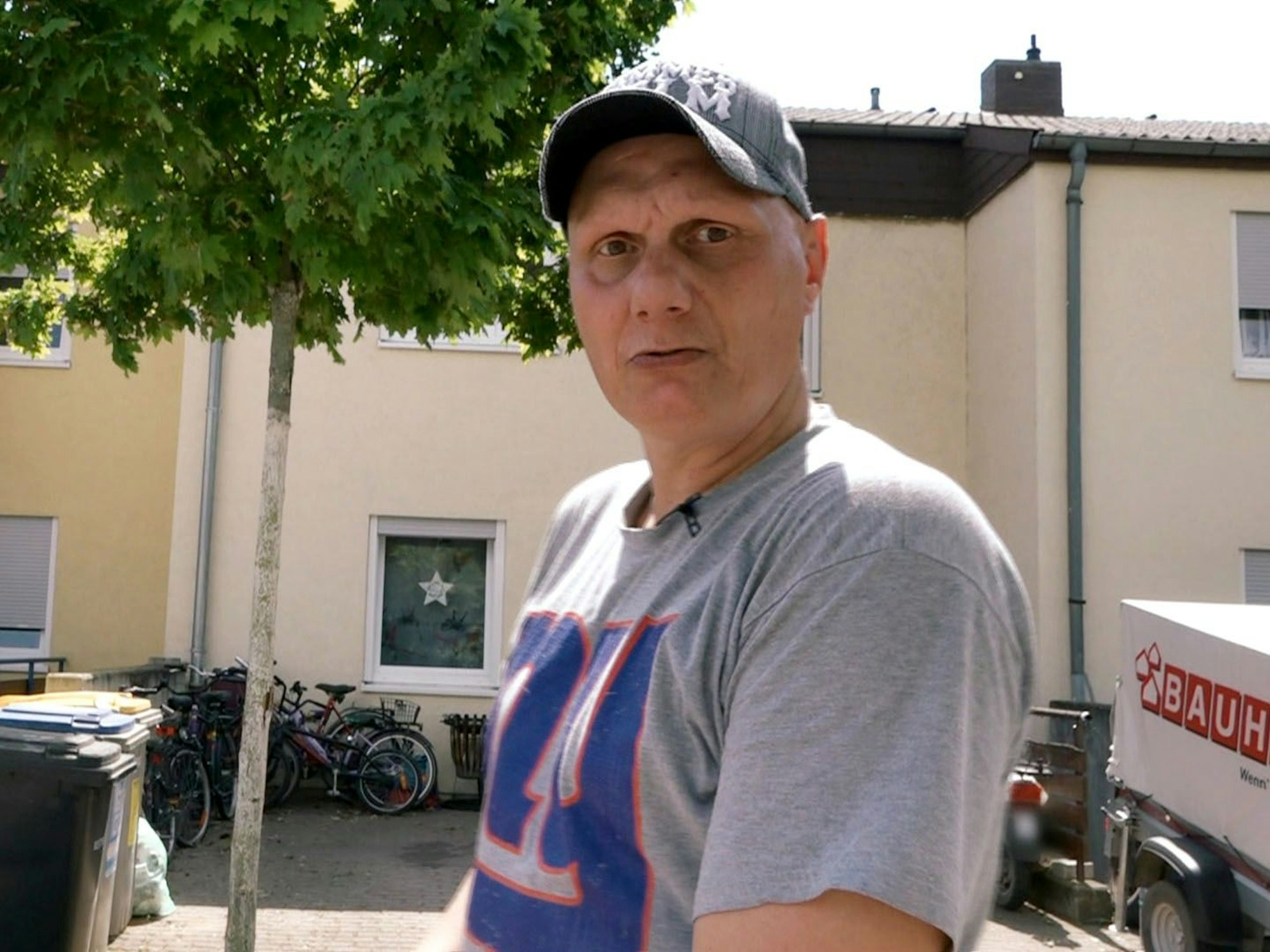 Elvis aus den Benz-Baracken in Mannheim trauert bei „Hartz und herzlich“ um seinen verstorbenen Freund Jürgen.