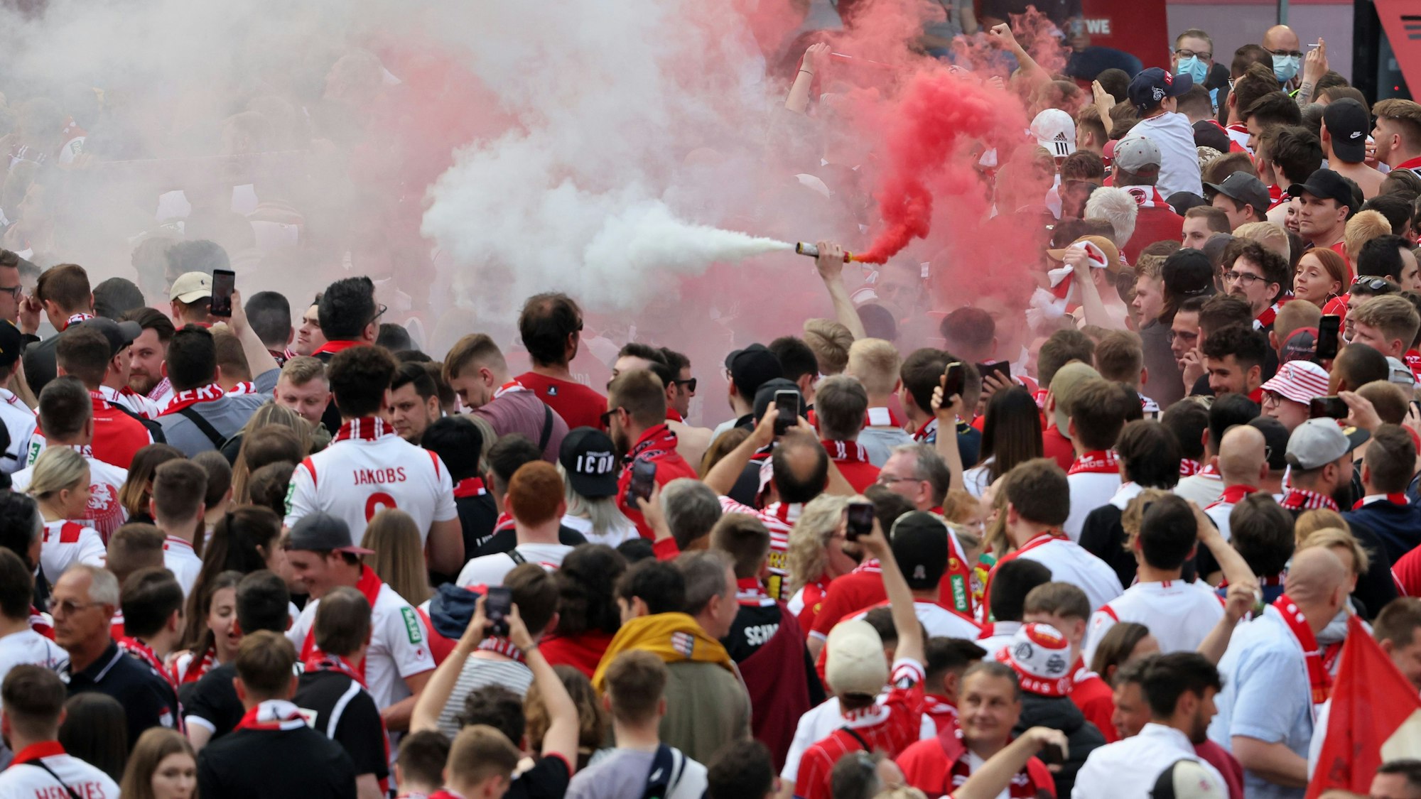1.FC Köln vs. VFL Wolfsburg, 33. Spieltag, 07.05.2022, 15.30 Uhr, Fans nach dem Spiel im Innenraum, Bild: Herbert Bucco