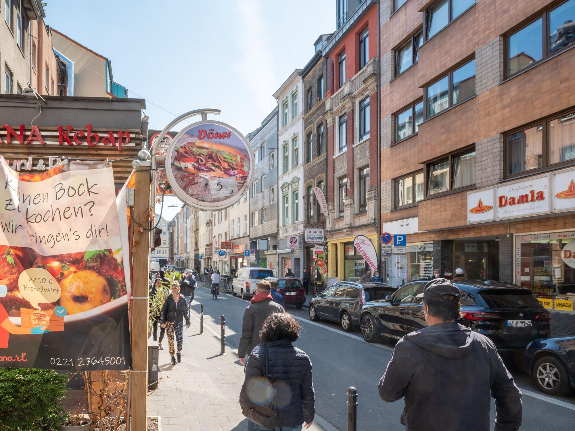 Blick in die Weidengasse in Köln, rechts und links sind Dönerläden zu sehen.