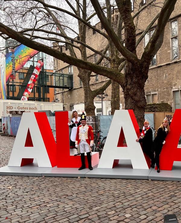 Ein Alaaf-Denkmal steht vor dem Gürzenich.