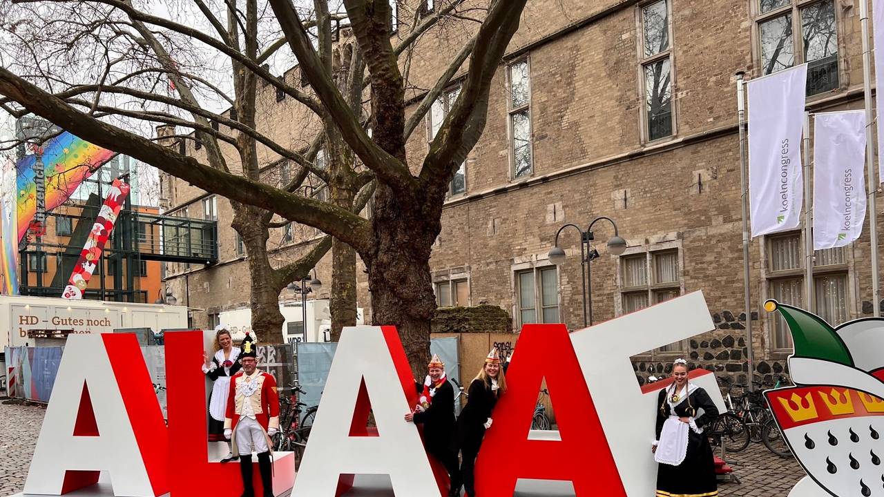Ein Alaaf-Denkmal steht vor dem Gürzenich.