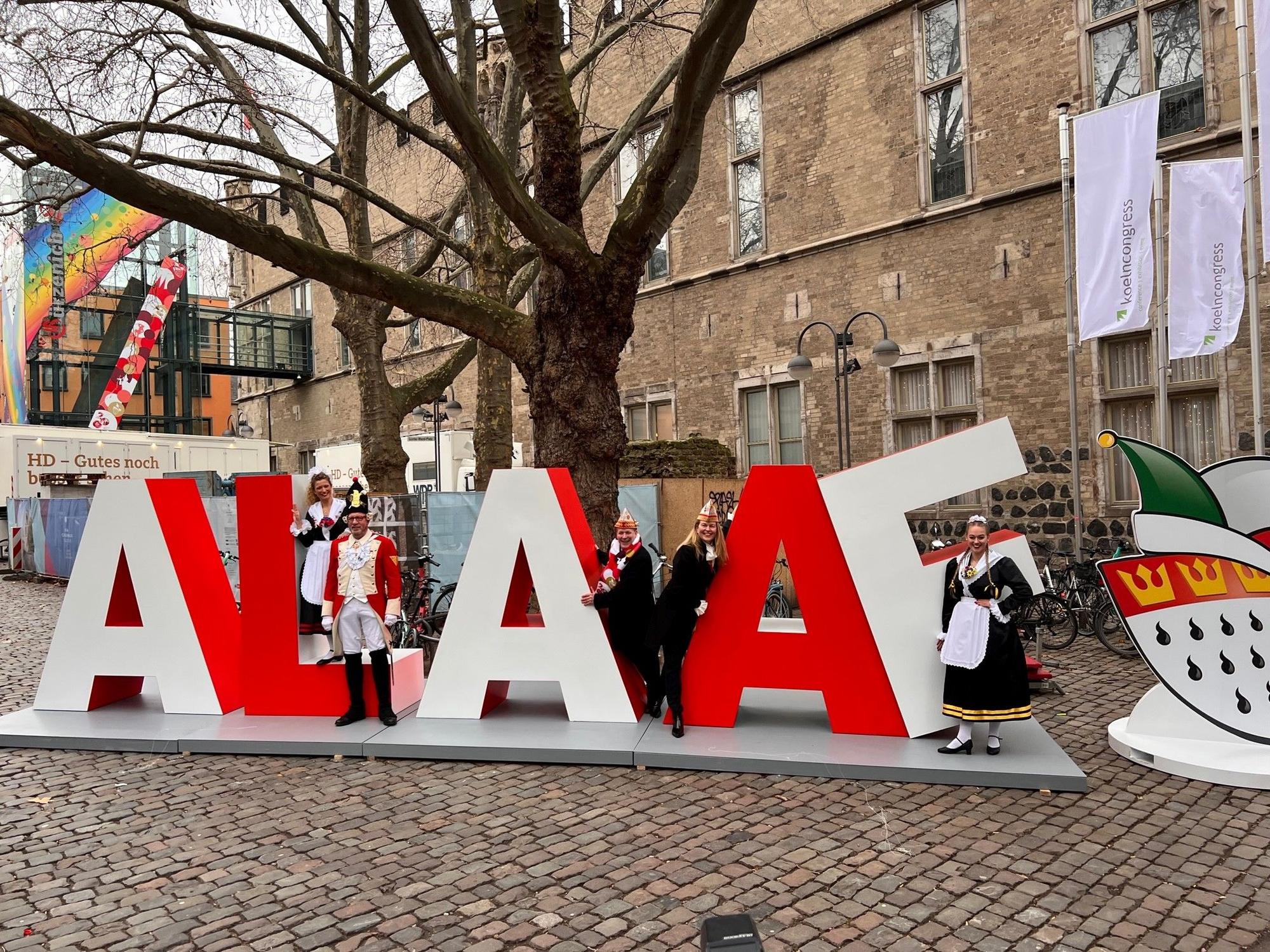 Das neue Alaaf-Denkmal wurde am Donnerstag (5. Januar) vor dem Gürzenich enthüllt.