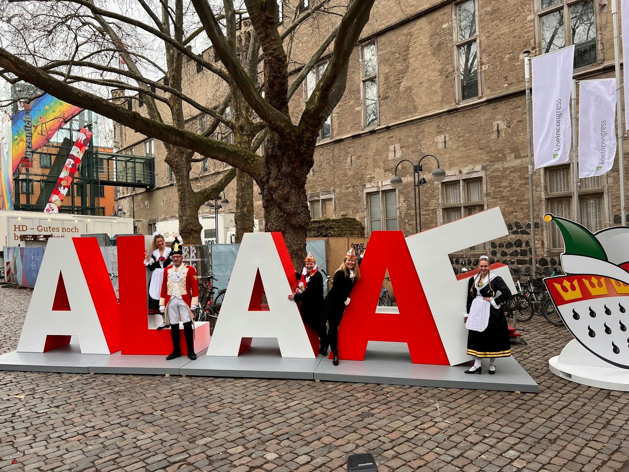 Ein Alaaf-Denkmal steht vor dem Gürzenich.