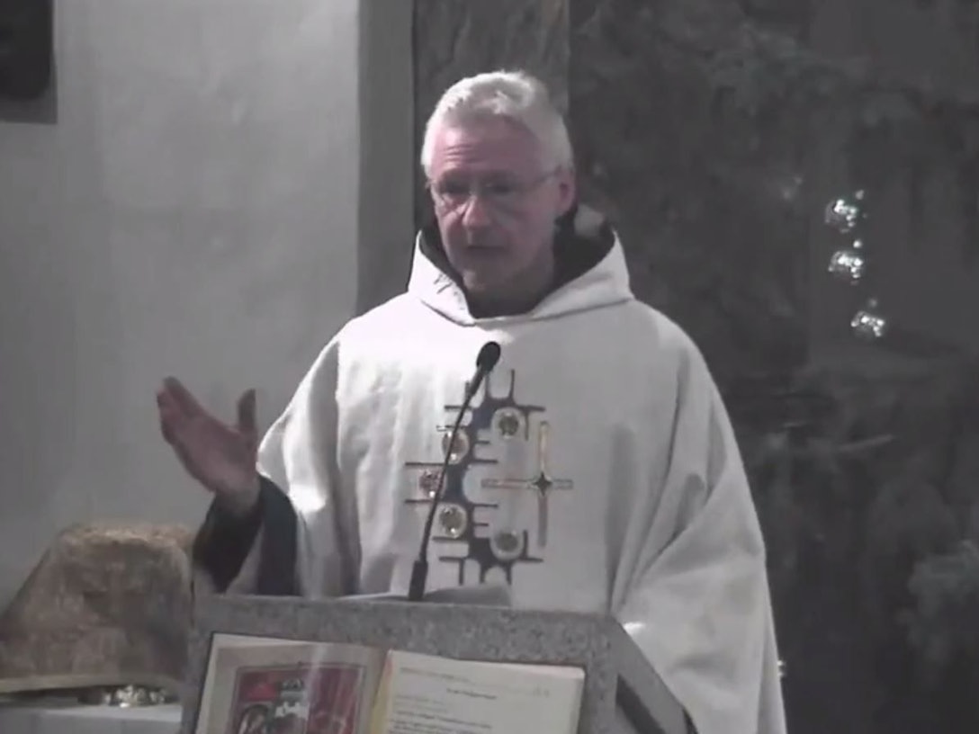 Pater Joachim Wernersbach bei seiner Predigt in der Pfarrkirche Wittichenau.