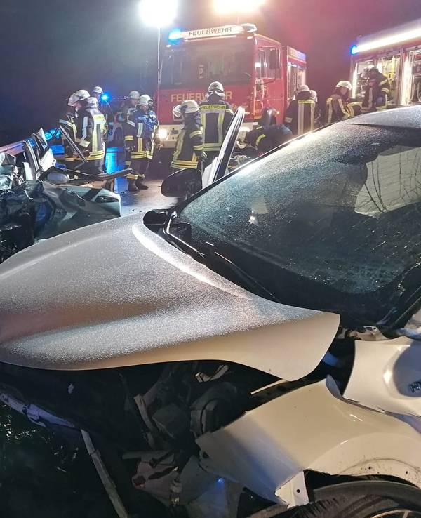 Die beiden Fahrzeuge wurden bei dem Unfall im Kreis Lippe nahezu vollständig zerstört.