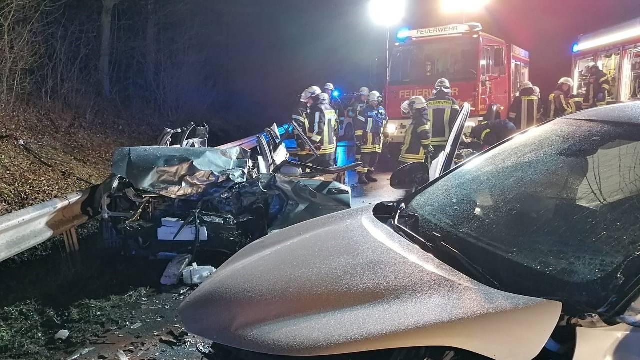Die beiden Fahrzeuge wurden bei dem Unfall im Kreis Lippe nahezu vollständig zerstört.