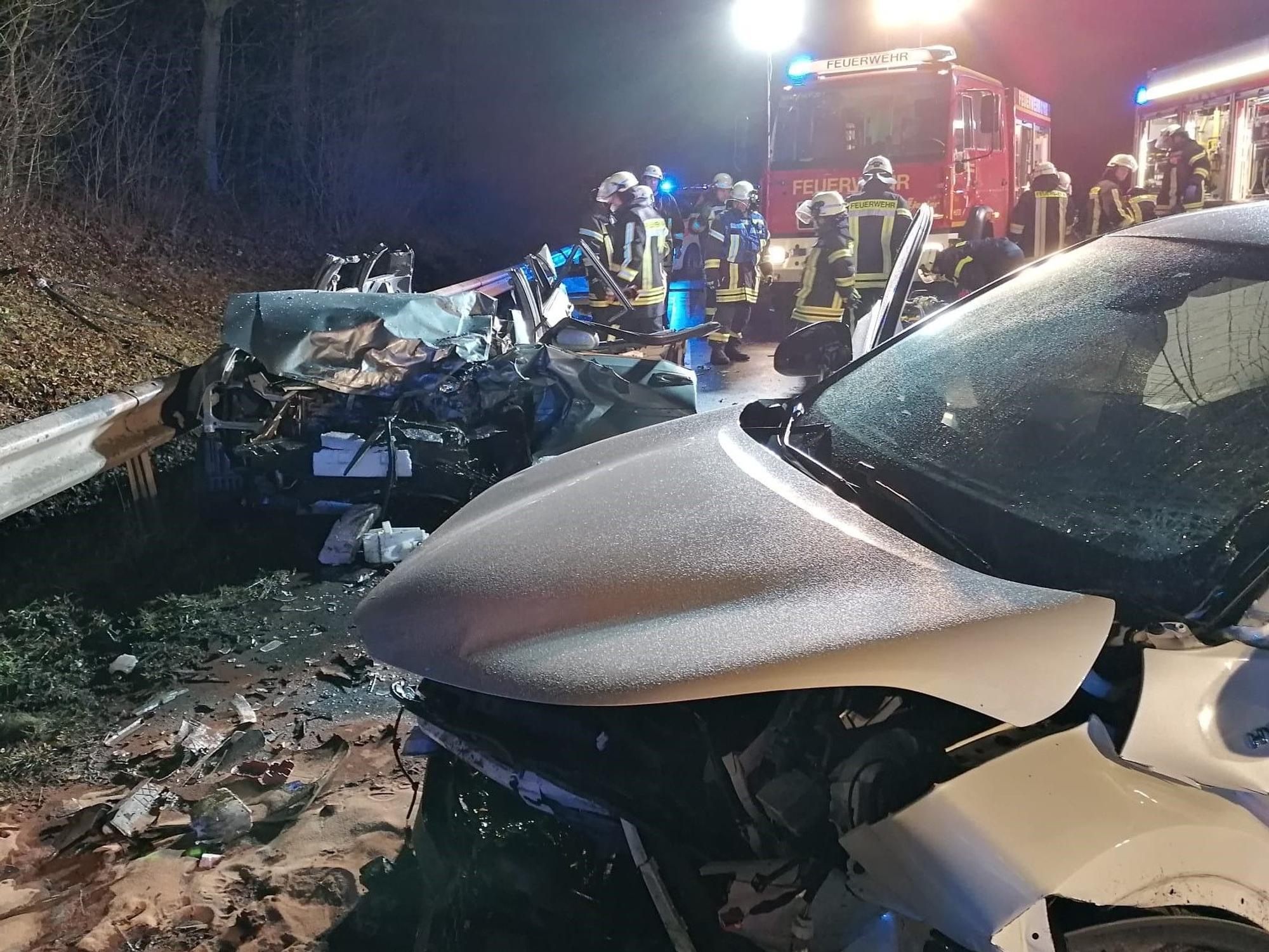 Die beiden Fahrzeuge wurden bei dem Unfall im Kreis Lippe nahezu vollständig zerstört.